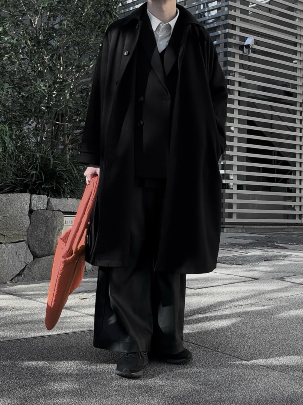 「シンプル、モノトーンコーデ、冬コーデ、モード、ロングコート、ジャケット、remer、CASPER JOHN、ニューバランス、SINSS」｜「remerのloose soft cotton over shirt / ルーズソフトコットンオーバーシャツ（シャツ/ブラウス、グレー系）」を使った、恂さん（メンズ・184cm）の冬コーディネートの1枚目の写真