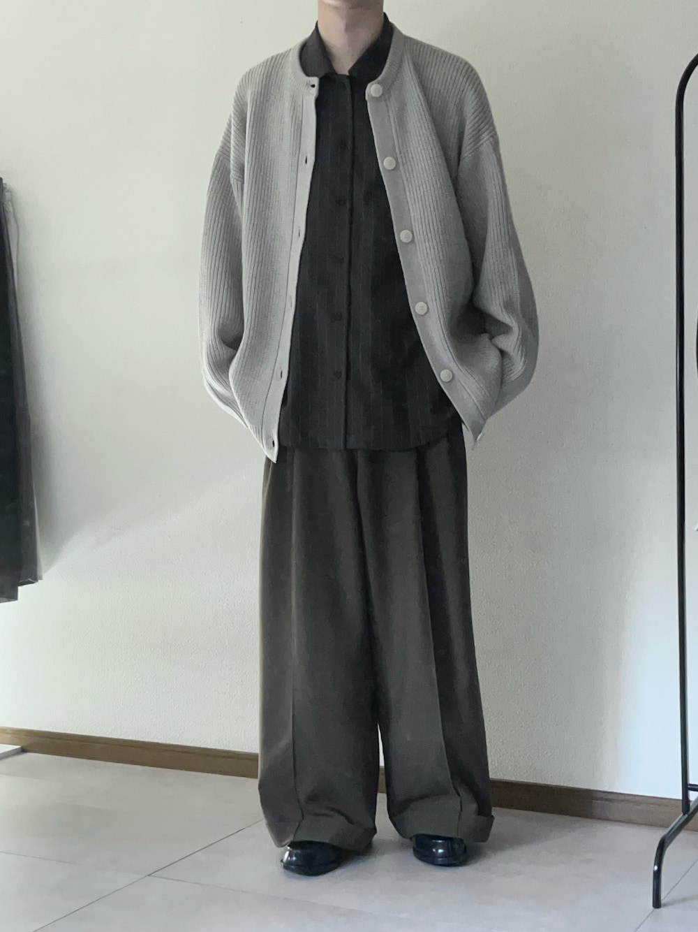 グレー系のシャツ/ブラウス、ベージュ系のカーディガン/ボレロ、グリーン系のその他パンツを着用したメンズの秋コーディネートの1枚目の写真