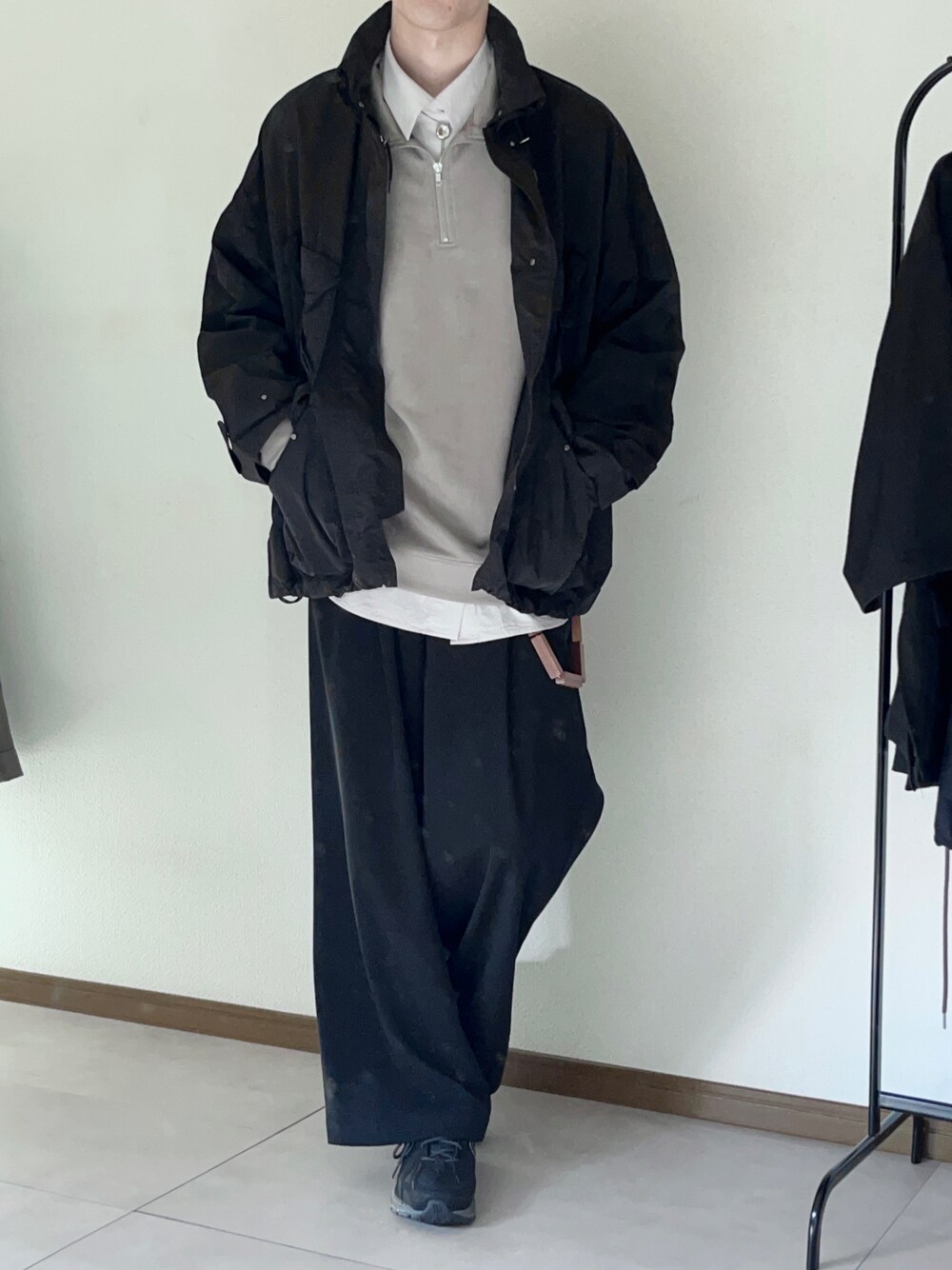 「秋服まるっと大公開、シンプルスタイル、モノトーン、オーバーサイズ、ブルゾン、シャツ、ハーフジップ、スウェット、ワイドパンツ、スニーカー、WYM、remer、CLEL、ニューバランス、秋服準備はじめました」｜「WYM LIDNMのMILITARY ALPINE TECH BLOUSON（ブルゾン、ブラック系）」を使った、恂さん（メンズ・184cm）の秋コーディネートの1枚目の写真