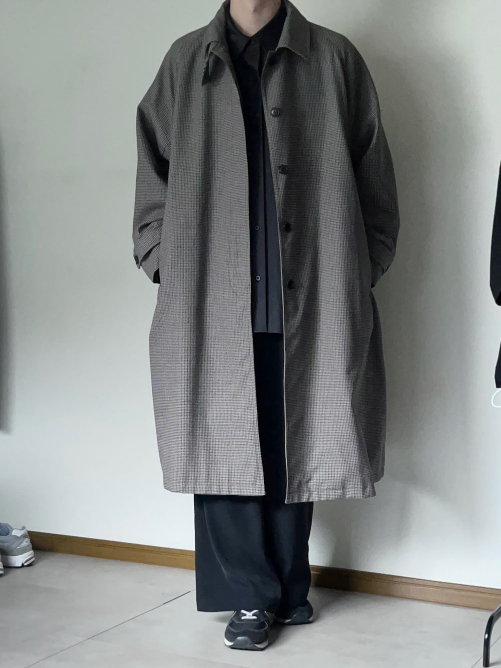 「秋服まるっと大公開、シンプルコーデ、きれいめカジュアル、秋コーデ、コート、シャツ、ワイドパンツ、スニーカー、remer、ニューバランス、秋服準備はじめました」｜「remerのloose ZERO denim over shirt / ルーズゼロデニムオーバーシャツ (22AW)（シャツ/ブラウス、ブルー系）」を使った、恂さん（メンズ・184cm）の秋コーディネートの1枚目の写真