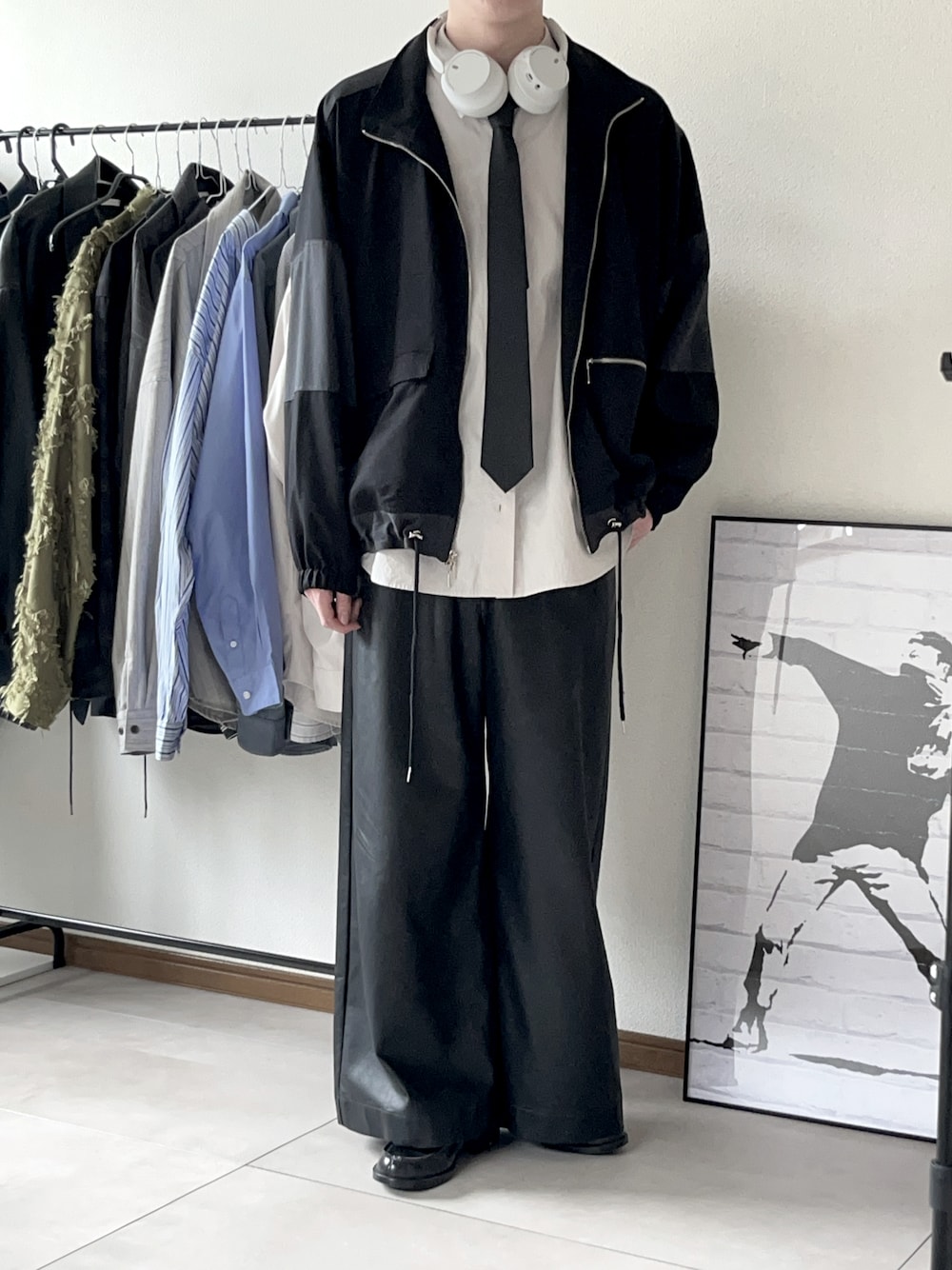 「メンズファッション、韓国ファッション、春コーデ、モノトーン、シャツ、トラックジャケット、レザー、ネクタイ、ヘッドホン、remer、CASPER JOHN、今日のコーデ」｜「remerのloose soft cotton over shirt / ルーズソフトコットンオーバーシャツ（シャツ/ブラウス、グレー系）」を使った、恂さん（メンズ・184cm）の春コーディネートの1枚目の写真
