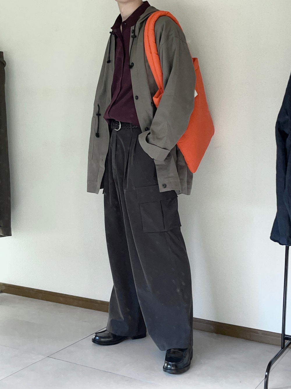 「秋服まるっと大公開、秋コーデ、古着MIX、シャツ、古着、カーゴパンツ、ローファー、トートバッグ、CASPER JOHN、remer」｜「CASPER JOHNのVarious loose shirts/バリアスルーズシャツ（シャツ/ブラウス、レッド系）」を使った、恂さん（メンズ・184cm）の秋コーディネートの1枚目の写真