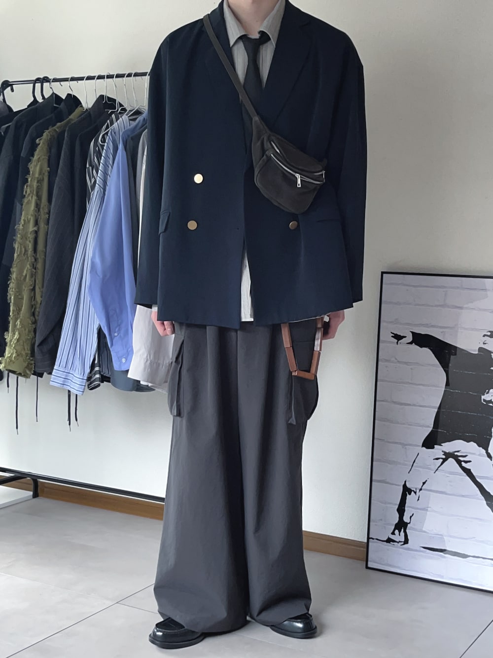 「春のおしゃ見えテクニック、メンズファッション、春コーデ、ジャケット、ブレザー、シャツ、カーゴパンツ、remer、CASPER JOHN、春服みてみて」｜「remerのアイテム（ボディバッグ/ウエストポーチ、ブラック系）」を使った、恂さん（メンズ・184cm）の春コーディネートの1枚目の写真
