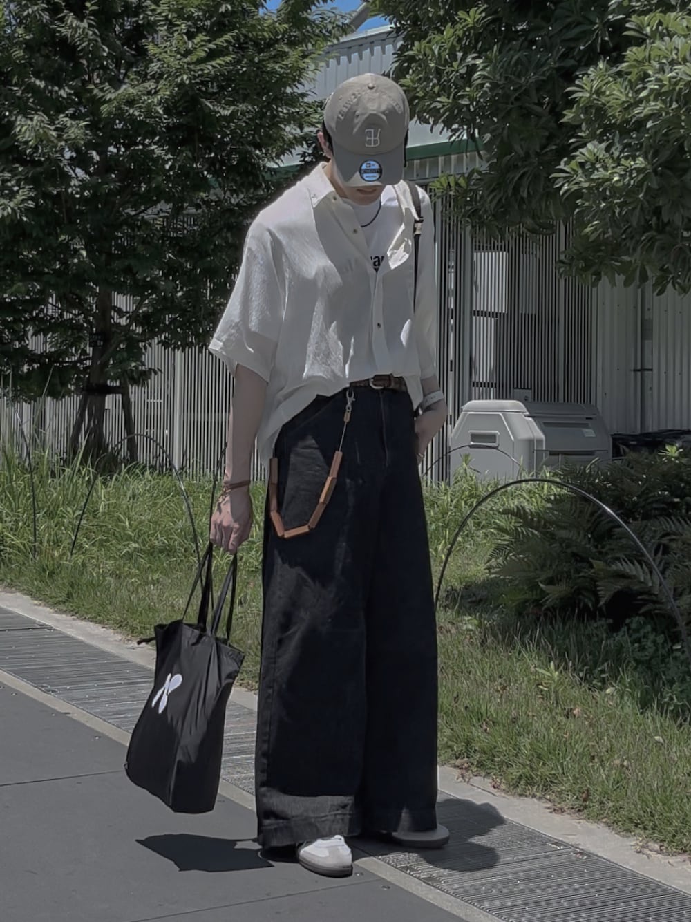 「アツいコーデ全部見せ、お出かけコーデ、シャツスタイル、オトナカジュアル、夏コーデ、メンズファッション、半袖シャツ、スニーカーコーデ、キャップ、デニムパンツ、タックイン」｜「CASPER JOHNのVarious loose regular shirts -melange sheer- / バリアスルーズレギュラーシャツ -メランジシアー-（シャツ/ブラウス、ホワイト系）」を使った、恂さん（メンズ・184cm）の夏コーディネートの1枚目の写真