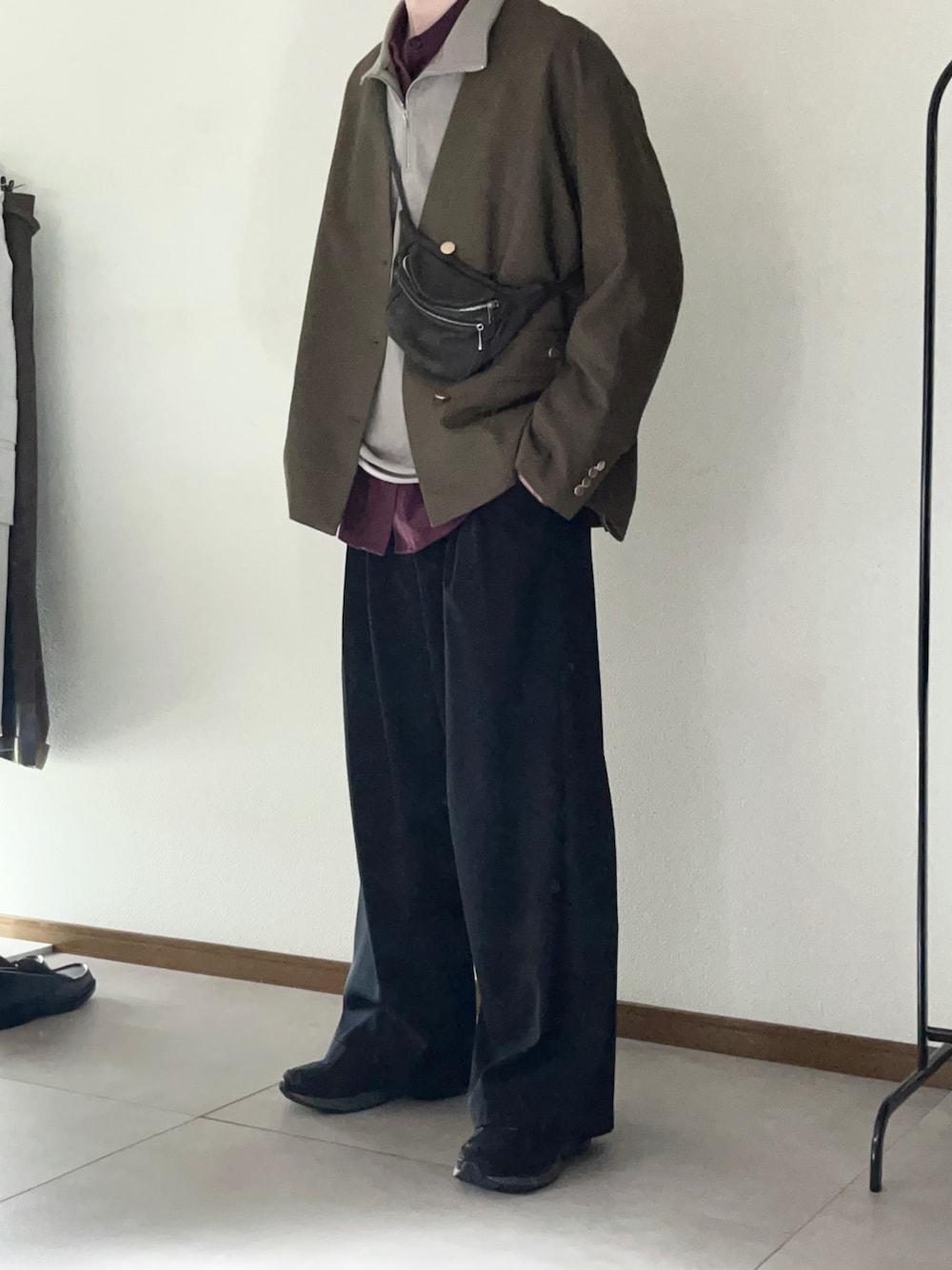 「シンプルコーデ、きれいめカジュアル、秋服、ジャケット、ハーフジップ、お洒落さんとつながりたい、秋服準備はじめました」｜「CASPER JOHNのVarious loose shirts/バリアスルーズシャツ（シャツ/ブラウス、レッド系）」を使った、恂さん（メンズ・184cm）の秋コーディネートの1枚目の写真
