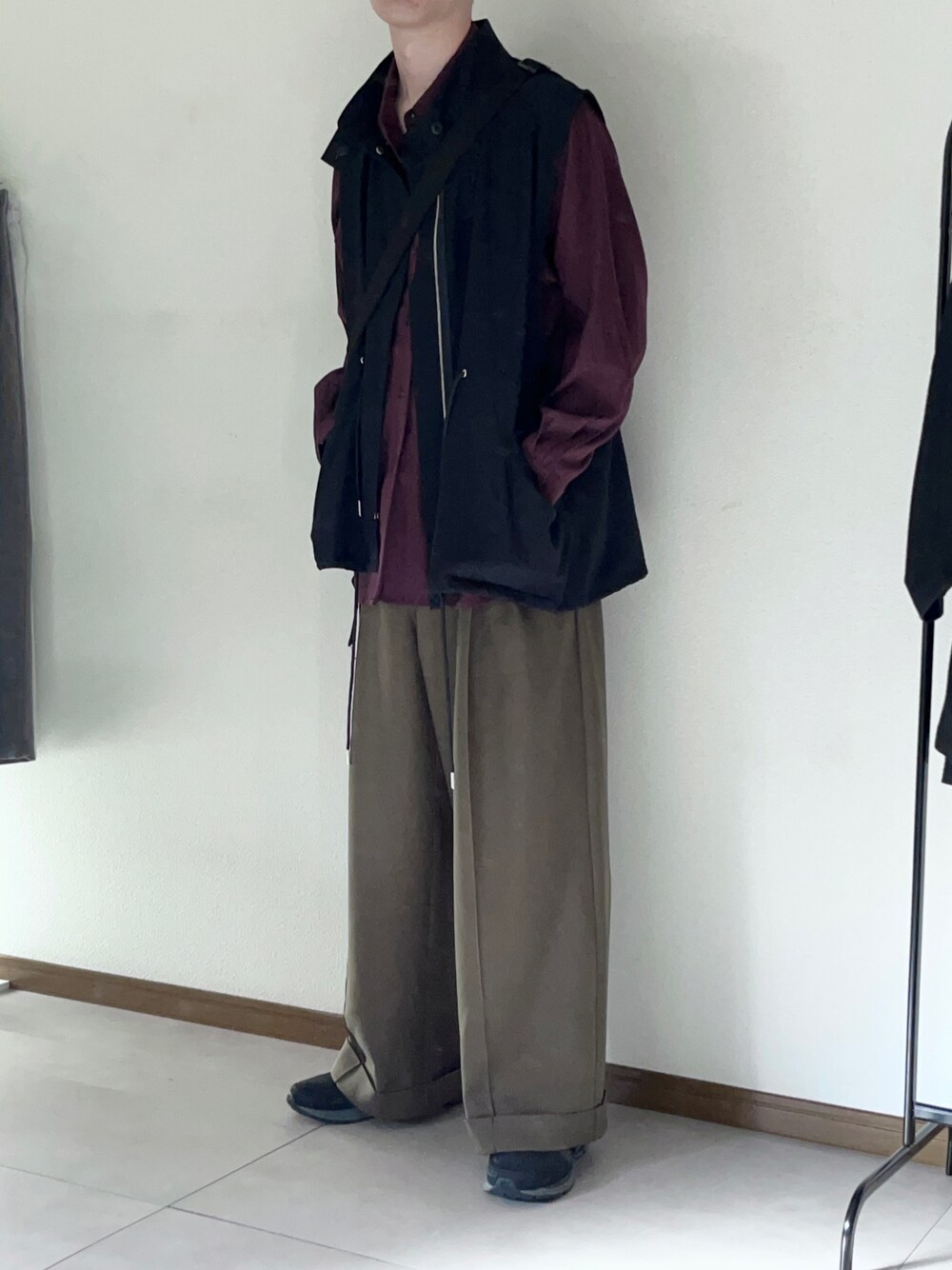「シンプルスタイル、秋のコーデ、秋服準備はじめました、レイヤードスタイル、シャツ、ベスト、スラックス、ニューバランス、CASPER JOHN」｜「INTER FACTORYのファッションインフルエンサー yuuki - High neck military vest / ハイネックミリタリーベスト　made in INTER FACTORY（ベスト、ブラック系）」を使った、恂さん（メンズ・184cm）の秋コーディネートの1枚目の写真