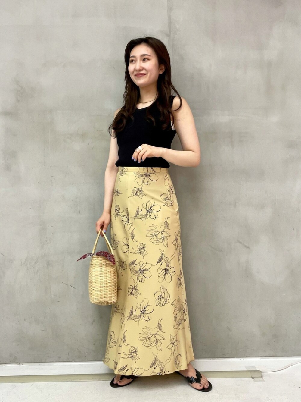 「MADEMOISELLE ROPE、マーメイドスカート、フェミニン、大人カジュアル、サンダル、ビーチサンダル、休日スタイル、カラーコーデ、フレアスカート、かごバッグ」｜「MADEMOISELLE ROPE'のリブサマーニットノースリーブプルオーバー（Tシャツ/カットソー、ブラック系）」を使った、naoさん（レディース・163cm）の夏コーディネートの1枚目の写真