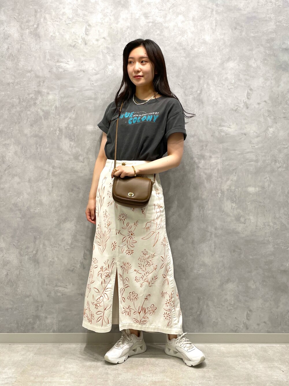 「マドモアゼルロペ、秋服準備はじめました、プチプラ、白スニーカー、ワイドデニム、休日スタイル、Coming soon…、New Balance、モード、ブラウン、秋トレンド2021、ストリート、厚底シューズ、プリントT、ロゴT」｜「MADEMOISELLE ROPE'の淡水パール2連ネックレス（ネックレス、ゴールド系）」を使った、naoさん（レディース・163cm）の夏コーディネートの1枚目の写真