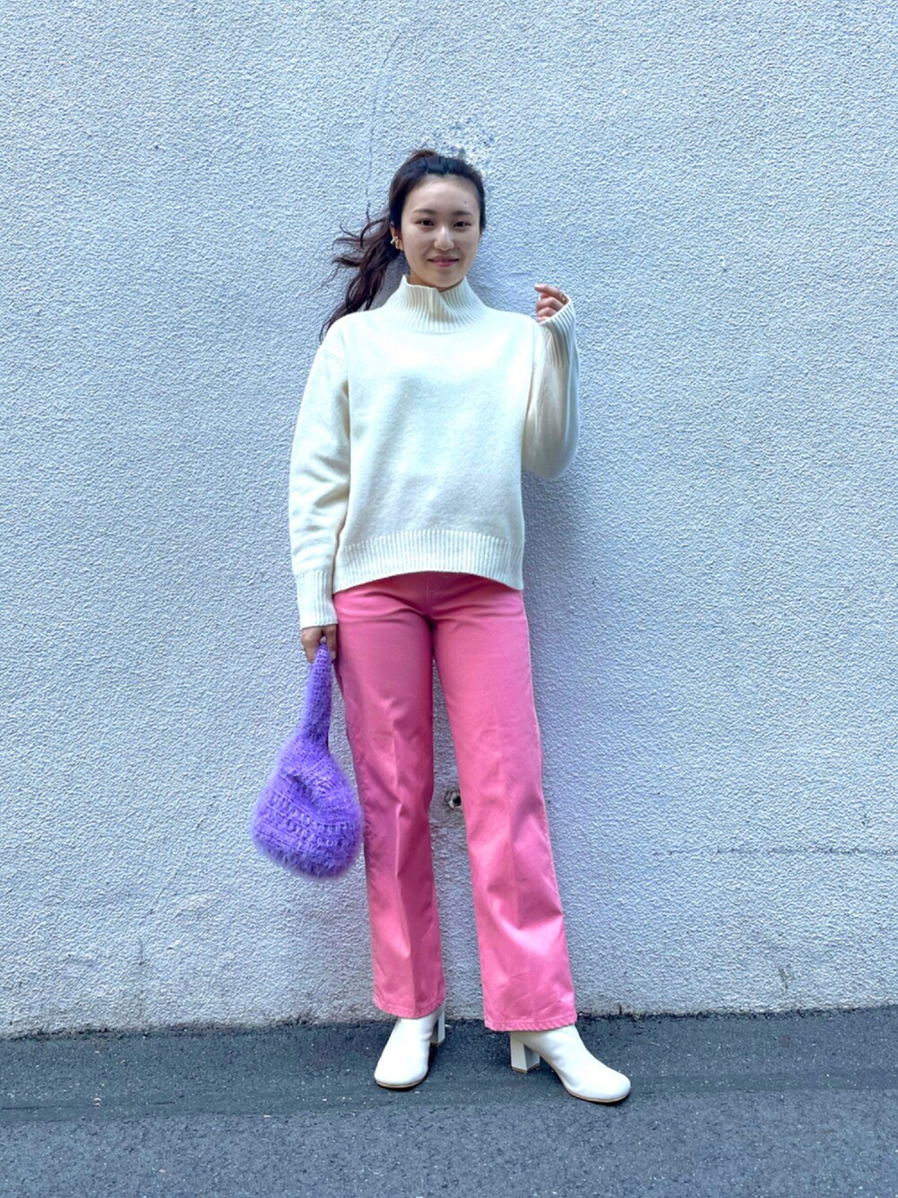 「MADEMOISELLE ROPE、ニット、ハイネックニット、ハイネック、カラーコーデ、オトナカジュアル、カラーパンツ、休日スタイル、ネオンカラー、Coming soon…」｜「MADEMOISELLE ROPE'の【一部WEB限定】タートルネックコクーンニットブルオーバー（ニット/セーター、ホワイト系）」を使った、naoさん（レディース・163cm）の夏コーディネートの1枚目の写真