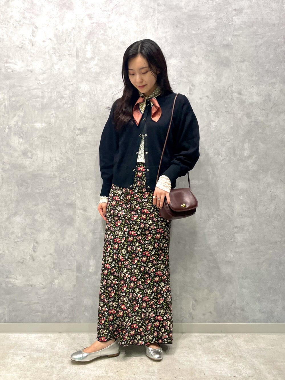 「マドモアゼルロペ、スクエアトゥ、秋服準備はじめました、プチプラ、休日スタイル、Coming soon…、モード、ブラウン、秋トレンド2021、シンプルコーデ、カーディガン、マーメイドスカート、花柄スカート、バレエシューズ、スカーフ」｜「MADEMOISELLE ROPE'のヴィンテージライクシルクスカーフ（バンダナ/スカーフ、ブラウン系）」を使った、naoさん（レディース・163cm）の夏コーディネートの1枚目の写真