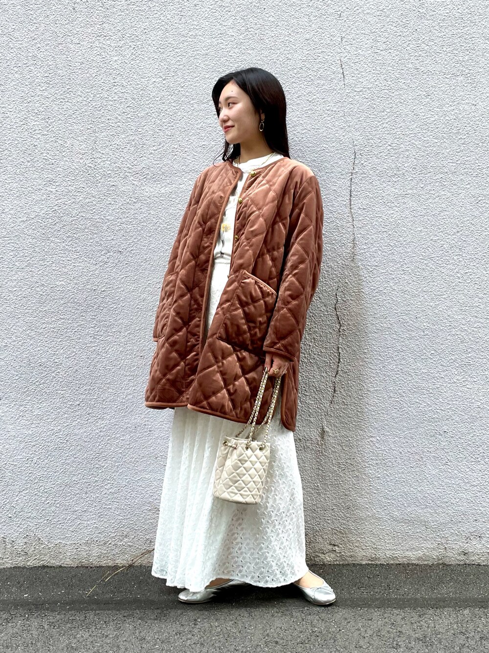 「マドモアゼルロペ、スクエアトゥ、秋服準備はじめました、プチプラ、休日スタイル、Coming soon…、モード、ブラウン、秋トレンド2021、ボリューム袖、プリントT、ストリート、シンプルコーデ、キルティングコート、ベロア」｜「MADEMOISELLE ROPE'の<大好評>ベロアキルティングブルゾン（ブルゾン、ブラウン系）」を使った、naoさん（レディース・163cm）の夏コーディネートの1枚目の写真