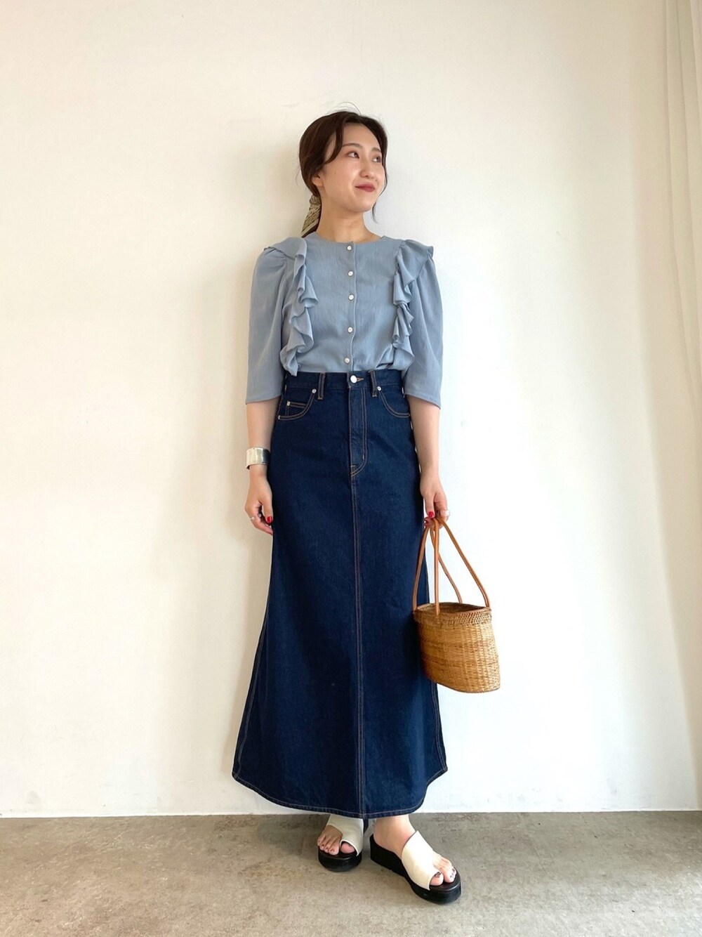 「これが私をアゲる服、ブラウス、フリルブラウス、ブルーコーデ、デニムスカート、Aライン、ロングスカート、大人カジュアル、大人コーデ、厚底サンダル」｜「MADEMOISELLE ROPE'の【洗える】ラッフルコットンブラウス（シャツ/ブラウス、ブルー系）」を使った、naoさん（レディース・163cm）の春コーディネートの1枚目の写真