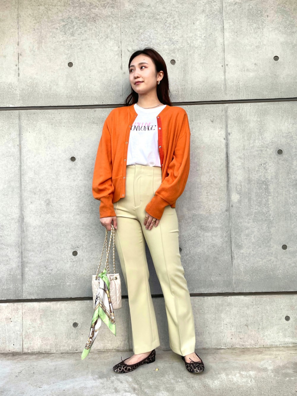 「MADEMOISELLE ROPE、カラーパンツ、休日スタイル、プリントT、カジュアル、パンツスタイル、カジュアルコーデ、白Tシャツ、Coming soon…、ネオンカラー」｜「MADEMOISELLE ROPE'のボンボヤージュノースリーブTシャツ（Tシャツ/カットソー、ピンク系）」を使った、naoさん（レディース・163cm）の夏コーディネートの1枚目の写真