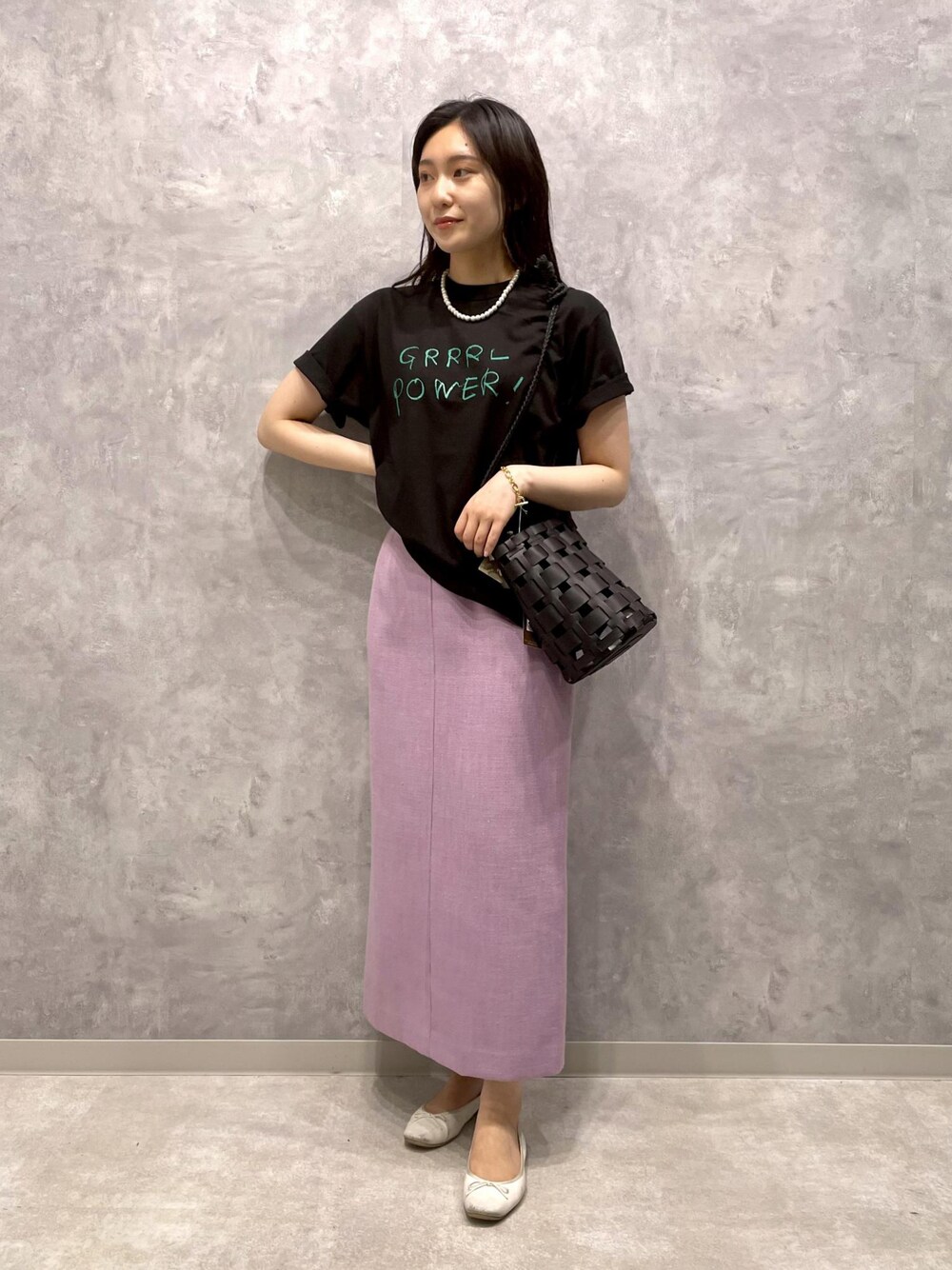 「マドモアゼルロペ、シンプルコーデ、ラクチンコーデ、ロゴT、Tシャツ、タイトスカート、ロングスカート、秋コーデ、大人コーデ、夏、休日スタイル、大人カジュアル、プチプラ、楽チンコーデ、大人かわいい」｜「MADEMOISELLE ROPE'の【テレワーク映え】ショートパールネックレス（ネックレス、ホワイト系）」を使った、naoさん（レディース・163cm）の夏コーディネートの1枚目の写真