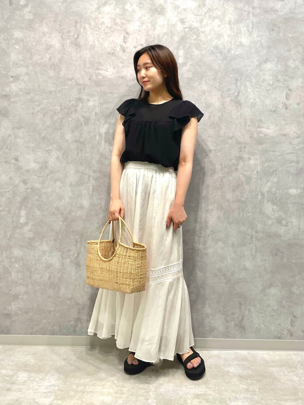 「マドモアゼルロペ、ビーチサンダル、休日スタイル、プチプラ、夏コーデ、teva、かごバッグ、ワンマイルウェア、スポーツサンダル、ドット」｜「MADEMOISELLE ROPE'のラッフルノースリーブブラウス（シャツ/ブラウス、ブラック系）」を使った、naoさん（レディース・163cm）の夏コーディネートの1枚目の写真