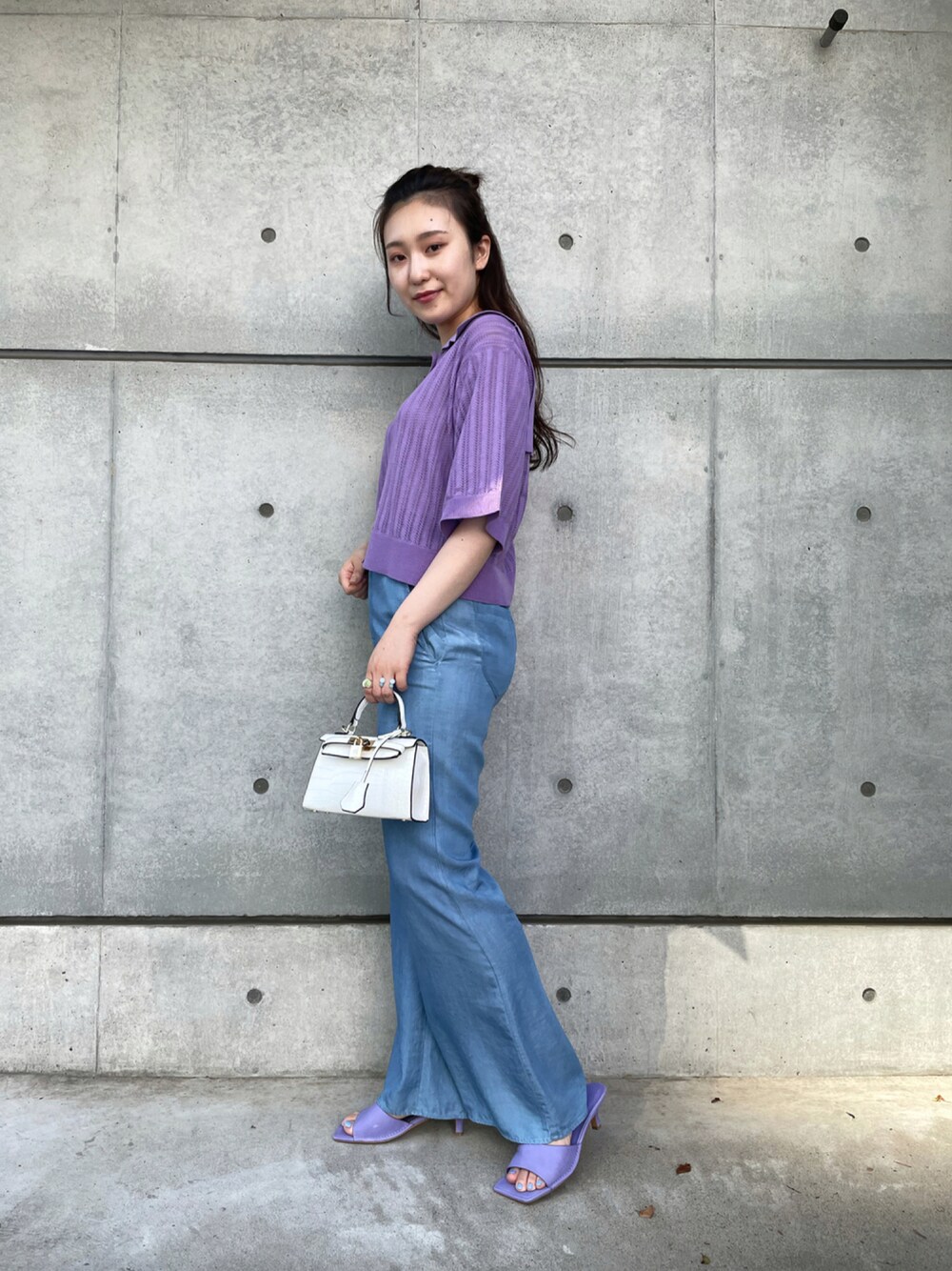 「マドモアゼルロペ、休日スタイル、カラーコーデ、デニムパンツ、ハイウエストパンツ、サマーニット、大人カジュアル、大人コーデ、夏コーデ、Coming soon…」｜「MADEMOISELLE ROPE'のオーガニックコットンクロップドシャツカーディガン（カーディガン/ボレロ、パープル系）」を使った、naoさん（レディース・163cm）の夏コーディネートの1枚目の写真