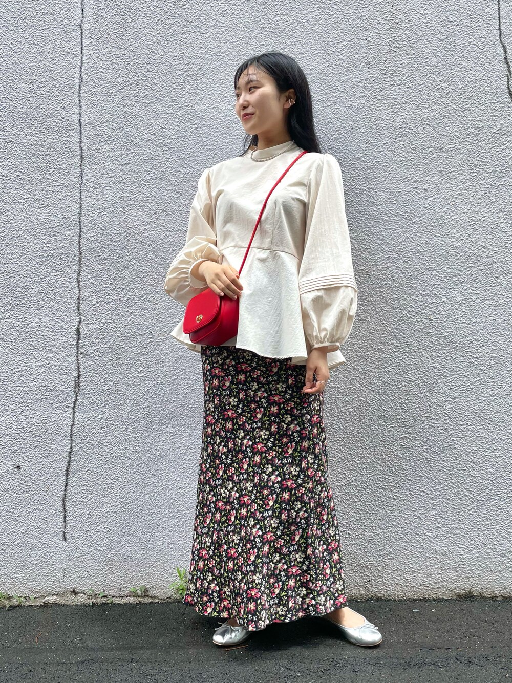 「マドモアゼルロペ、シンプルコーデ、スクエアトゥ、モノトーン、きれいめカジュアル、オトナ女子、休日スタイル、プチプラ、フェミニン、リラックススタイル、マーメイドスカート、バレエシューズ、ヴィンテージライク、オトナカジュアル、スクエアバッグ」｜「MADEMOISELLE ROPE'のウエストシェイプペプラムブラウス（シャツ/ブラウス、ホワイト系）」を使った、naoさん（レディース・163cm）の夏コーディネートの1枚目の写真