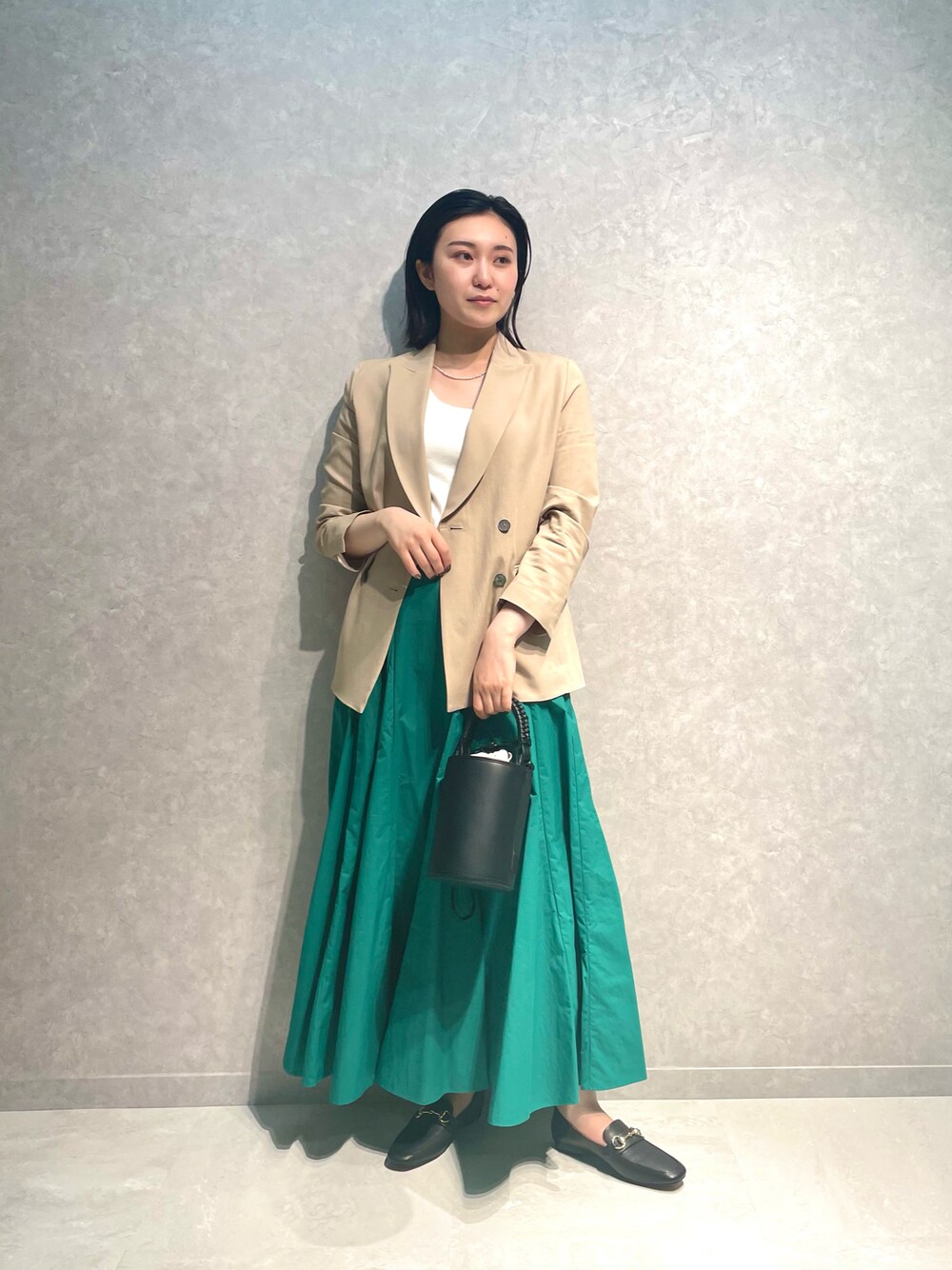 「カラー×コーデ、きれいめカジュアル、休日スタイル、春コーデ、ごきげんウィーク、グリーン、初夏コーデ、大人カジュアル、ジャケット、今日のコーデ、スカート、フレアスカート、ベージュ、リラックススタイル、ローファー」｜「ROPE'のレーヨン強撚ピークトラペルダブルボタンジャケット（テーラードジャケット、ベージュ系）」を使った、naoさん（レディース・163cm）の春コーディネートの1枚目の写真