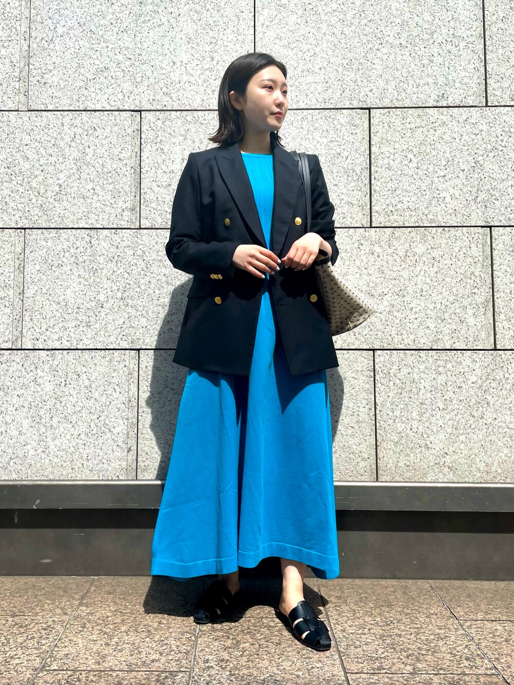 「春夏コーデ、ジャケット、ジャケットスタイル、ブルー、淡色コーデ、グルカサンダル、トートバッグ、ロングワンピース、オフィスカジュアル、モード、大人女子、カラーコーデ、今日のコーデ、淡色女子、ローファー」｜「ROPE'の【逸品】紺ブレザー（テーラードジャケット、ブルー系）」を使った、naoさん（レディース・163cm）の春コーディネートの1枚目の写真