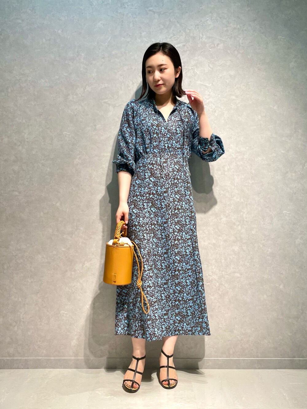 「春夏コーデ、花柄、花柄ワンピース、ロングワンピース、ワンピース、ワントーンコーデ、フレアワンピース、ブラウス、ブルーコーデ、春服、春カラー、大人女子、カジュアルコーデ、大人コーデ、今日のコーデ」｜「ROPE'のレーヨンライクポリフラワープリントワンピース（ワンピース、ブラウン系）」を使った、naoさん（レディース・163cm）の春コーディネートの1枚目の写真