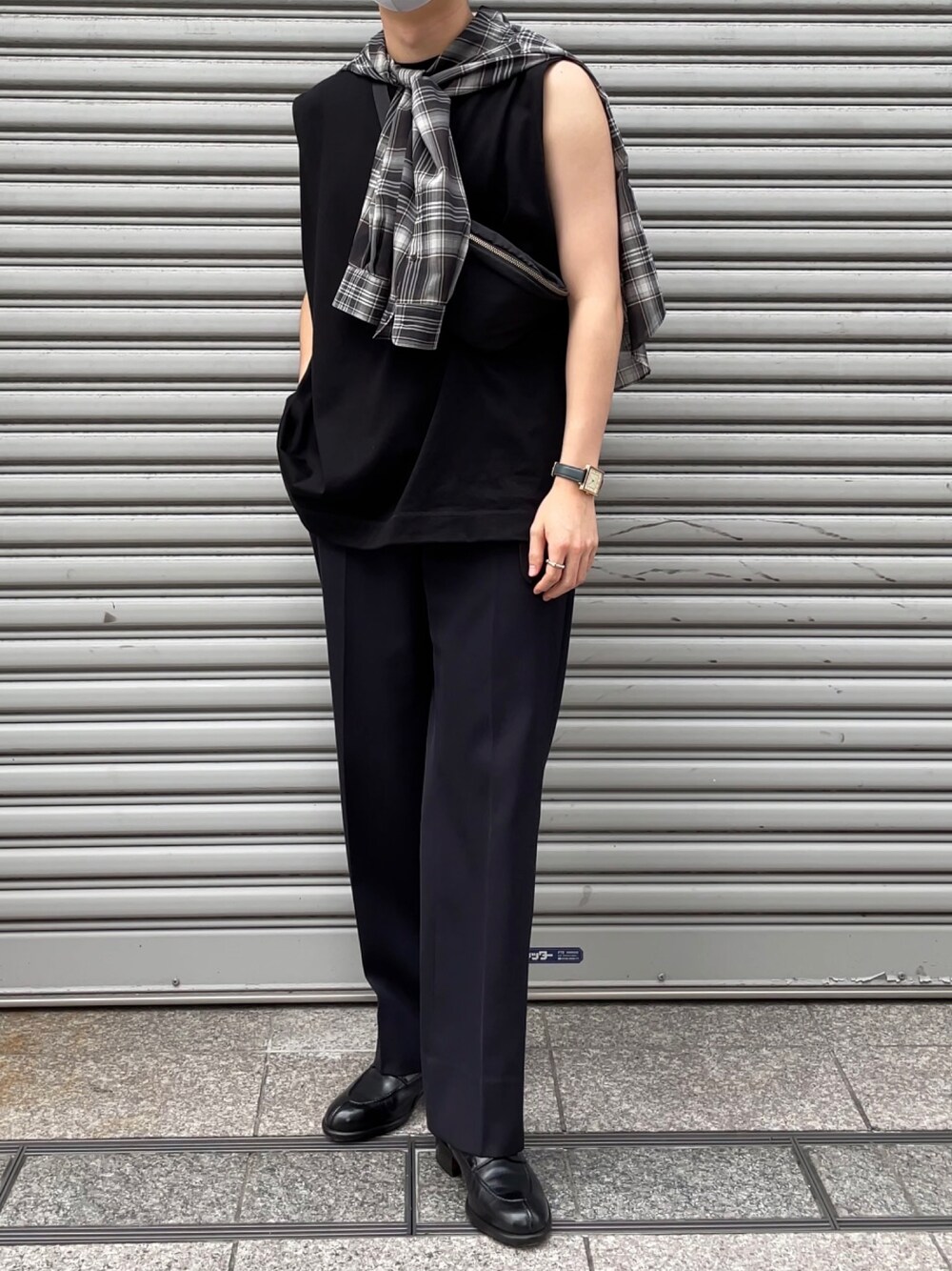 「秋服、休日スタイル、シャツ、シンプル、AURALEE、ゆるコーデ、N.HOOLYWOOD」｜「AURALEEのアイテム（スラックス、ブラック系）」を使った、yukich9さん（メンズ・169cm）の秋コーディネートの1枚目の写真