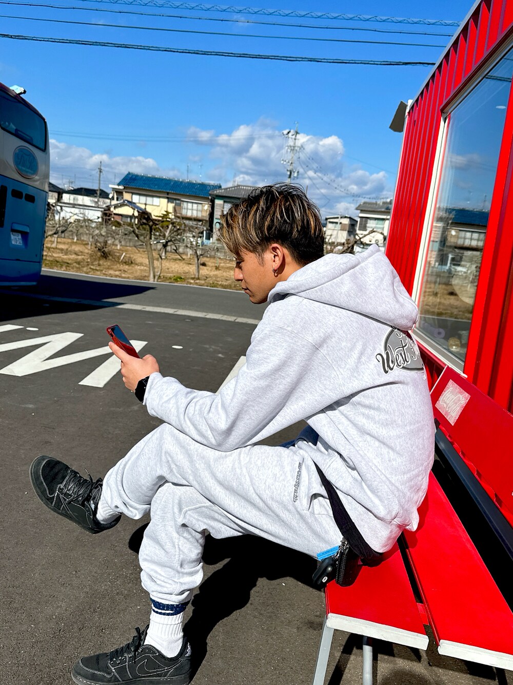 「NIKEのアイテム（パーカー、グレー系）」を使った、T.W.Rオリジナルさん（メンズ・174cm）の春コーディネートの1枚目の写真