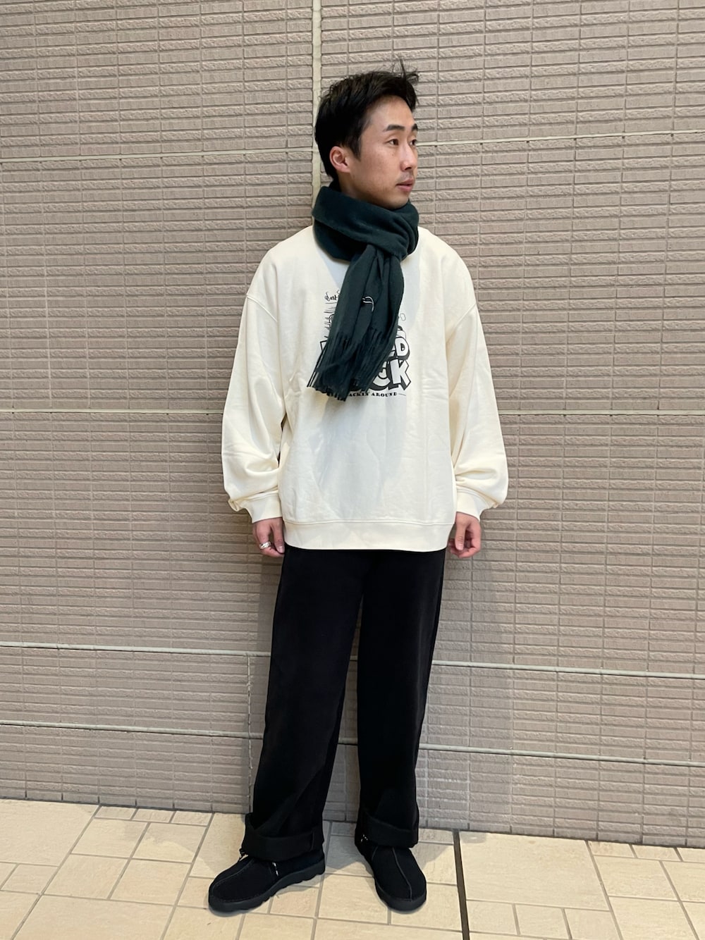 「サニーレーベル、Sonny　Label、ミッキー、ディズニー、スウェット、マフラー、ホワイト、グリーン、ブラック、クラークス、デザートトレック」｜「MICKEY MOUSEのDisney100/ピグメントスウェット（スウェット、ホワイト系）」を使った、kyouji takedaさん（メンズ・168cm）の冬コーディネートの1枚目の写真