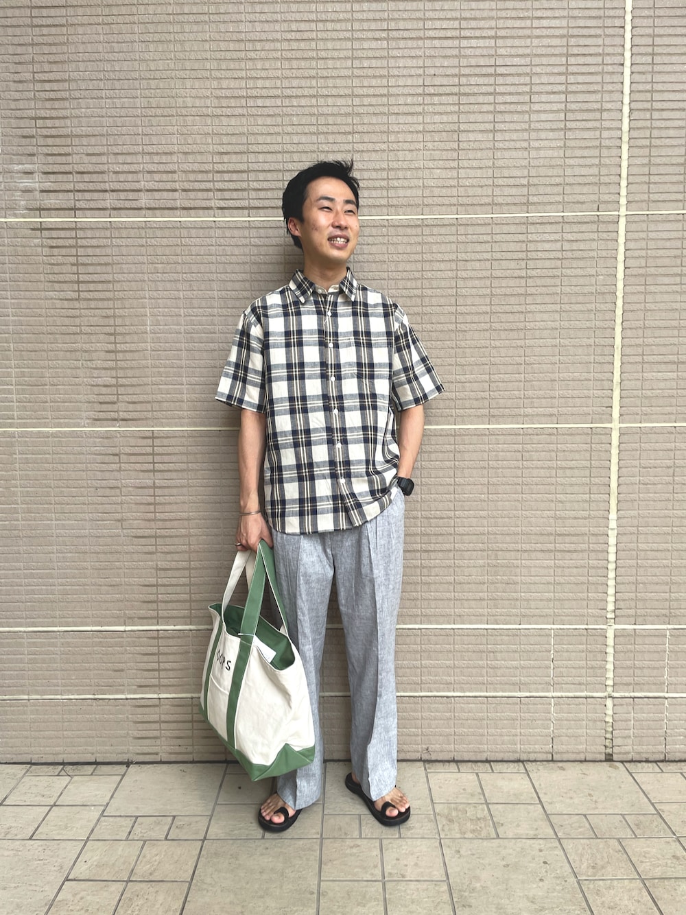 「休日スタイル、半袖シャツ、チェックシャツ、リネンパンツ、グレースラックス、ユッタニューマン」｜「URBAN RESEARCH Sonny Labelのノルマンディーリネン半袖シャツ（シャツ/ブラウス、その他）」を使った、kyouji takedaさん（メンズ・168cm）の夏コーディネートの1枚目の写真