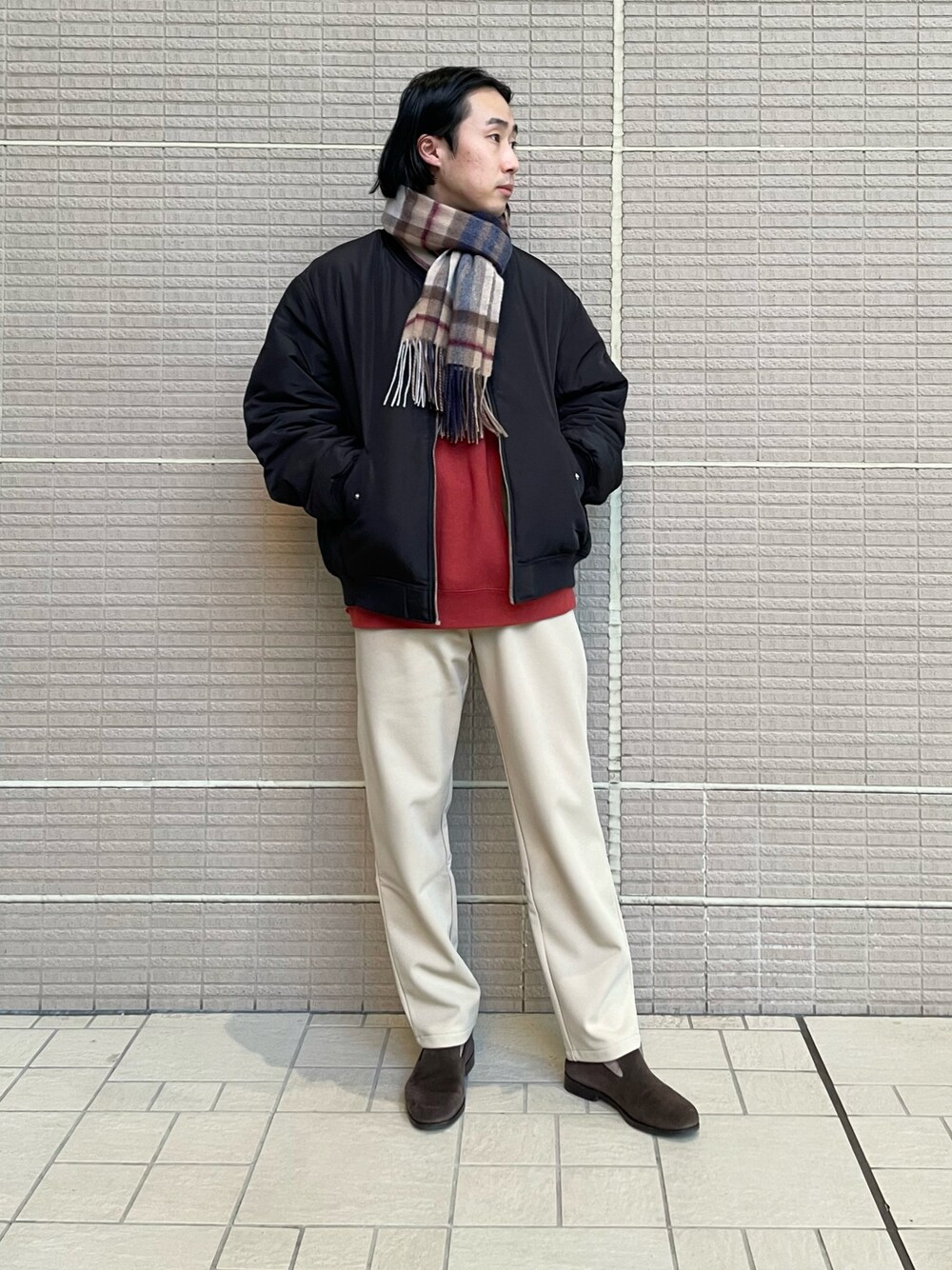 「冬コーデ、大人カジュアル、秋冬コーデ、カジュアル、オトナカジュアル、ローファー、イージーパンツ、MA-1、マフラー、スウェット、ベージュ、リバーシブル、フラテッリジャコメッティ、flligiacometti、F.lli Giacometti」｜「URBAN RESEARCH Sonny Labelのウールカシミヤワイドマフラー（マフラー、ベージュ系）」を使った、kyouji takedaさん（メンズ・168cm）の冬コーディネートの1枚目の写真