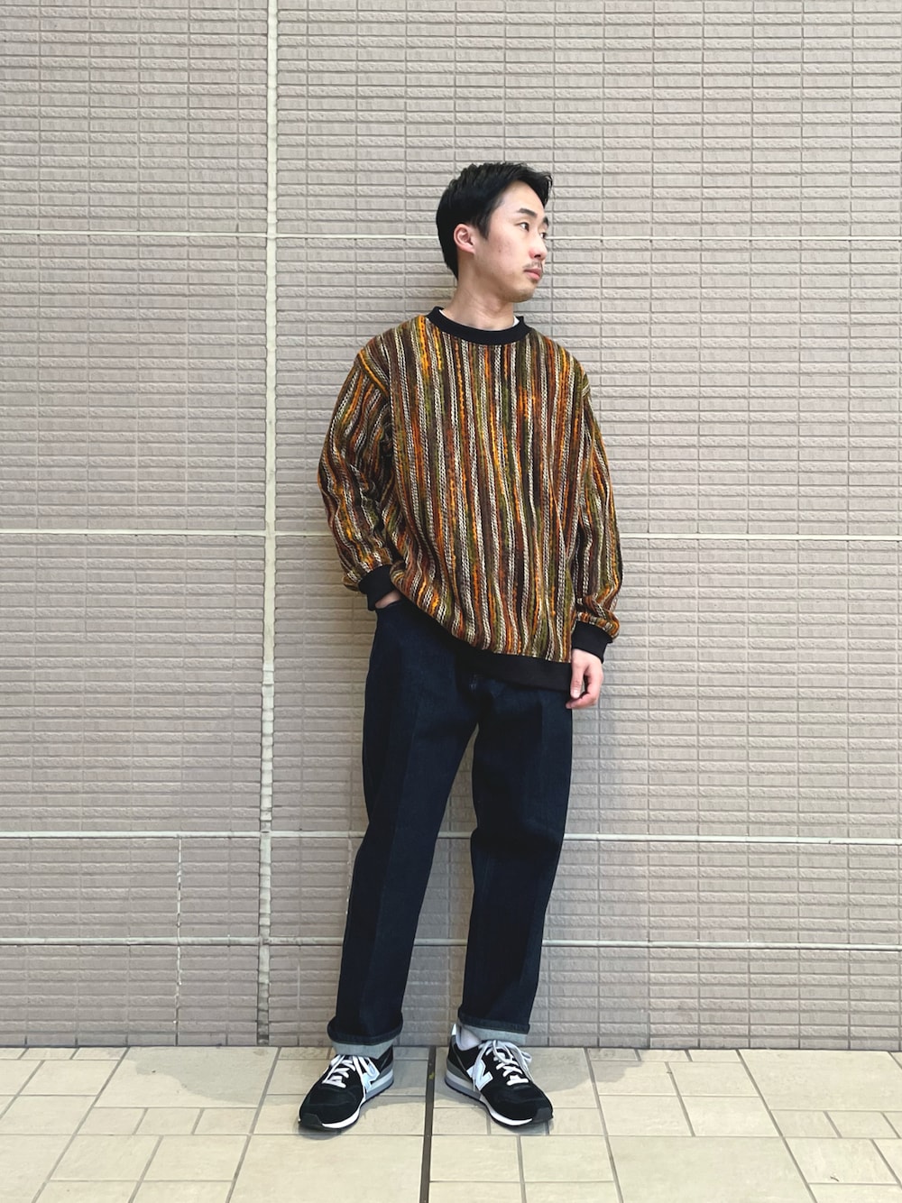 「Sonny　Label、サニーレーベル、オトナカジュアル、ゆるコーデ、ニット、ストライプ、デニム、ワイドパンツ、ニューバランス、ニューバランス996」｜「URBAN RESEARCH Sonny Labelの圧縮ミックスカラーストライププルオーバー（ニット/セーター、オレンジ系）」を使った、kyouji takedaさん（メンズ・168cm）の冬コーディネートの1枚目の写真