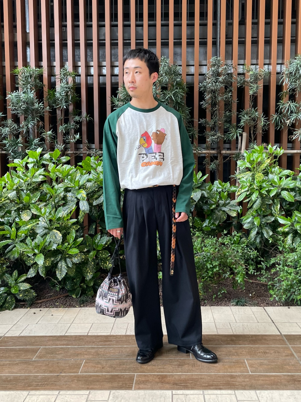 「Sonny　Label、サニーレーベル、カットソー、Tシャツ、ロンT、ラグランTシャツ、PEZ、プリントT、ペンドルトン、msbraque、monitaly、leyuccas」｜「URBAN RESEARCH Sonny LabelのPEZ切替ロングスリーブTシャツ（Tシャツ/カットソー、グリーン系）」を使った、kyouji takedaさん（メンズ・168cm）の春コーディネートの1枚目の写真