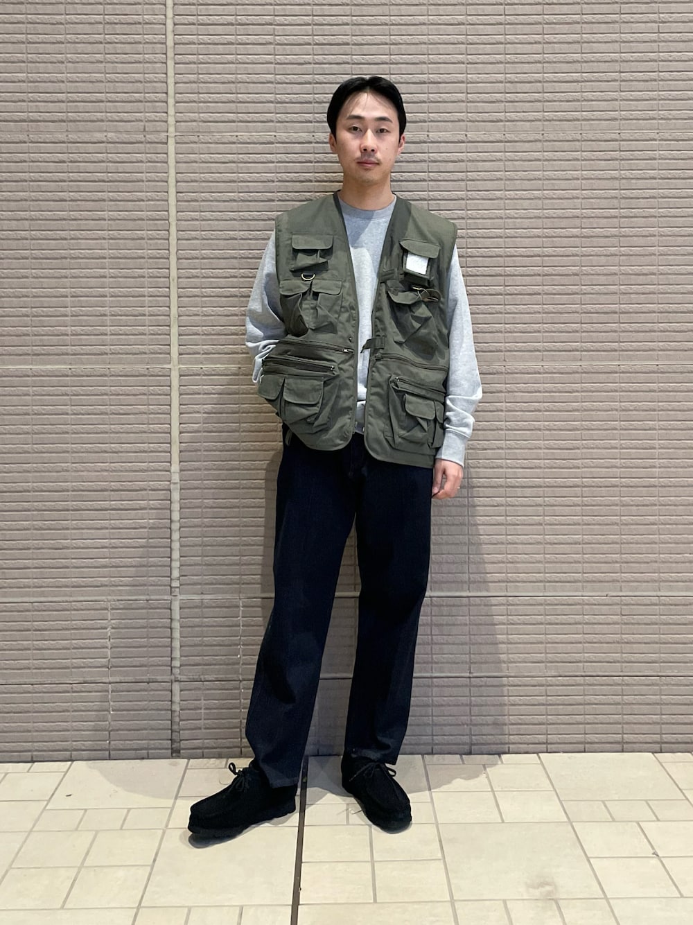 「サニーレーベル、Sonny　Label、ナイキ、ロスコ、ベスト、スウェット、ELY、デニム、ワイドパンツ、クラークス ワラビー、クラークス、革靴、大人コーデ」｜「NIKEのNIKE　NIKE クラブ フレンチテリー クルー（スウェット、グレー系）」を使った、kyouji takedaさん（メンズ・168cm）の冬コーディネートの1枚目の写真