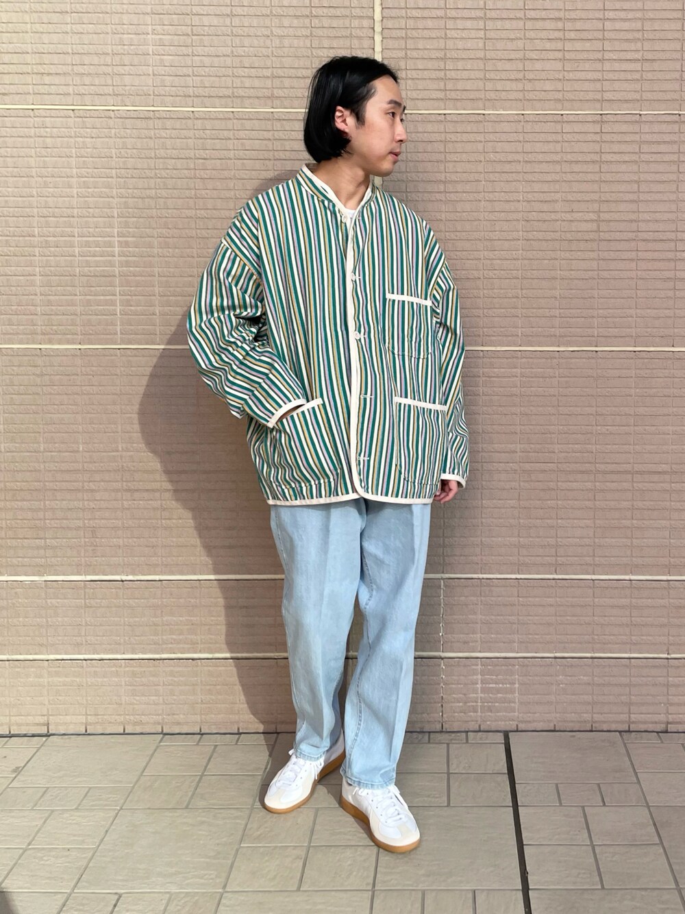 「ビッグシルエット、大人カジュアル、ARMY TWILL、ストライプ、デニムパンツ、Sonny　Label、サニーレーベル、アディダス、アディダスオリジナルス、ジャーマントレーナー、デニム」｜「ARMY TWILLの『別注』ARMY TWILL　Stripe Stand Collor Shirts（シャツ/ブラウス、グリーン系）」を使った、kyouji takedaさん（メンズ・168cm）の冬コーディネートの1枚目の写真