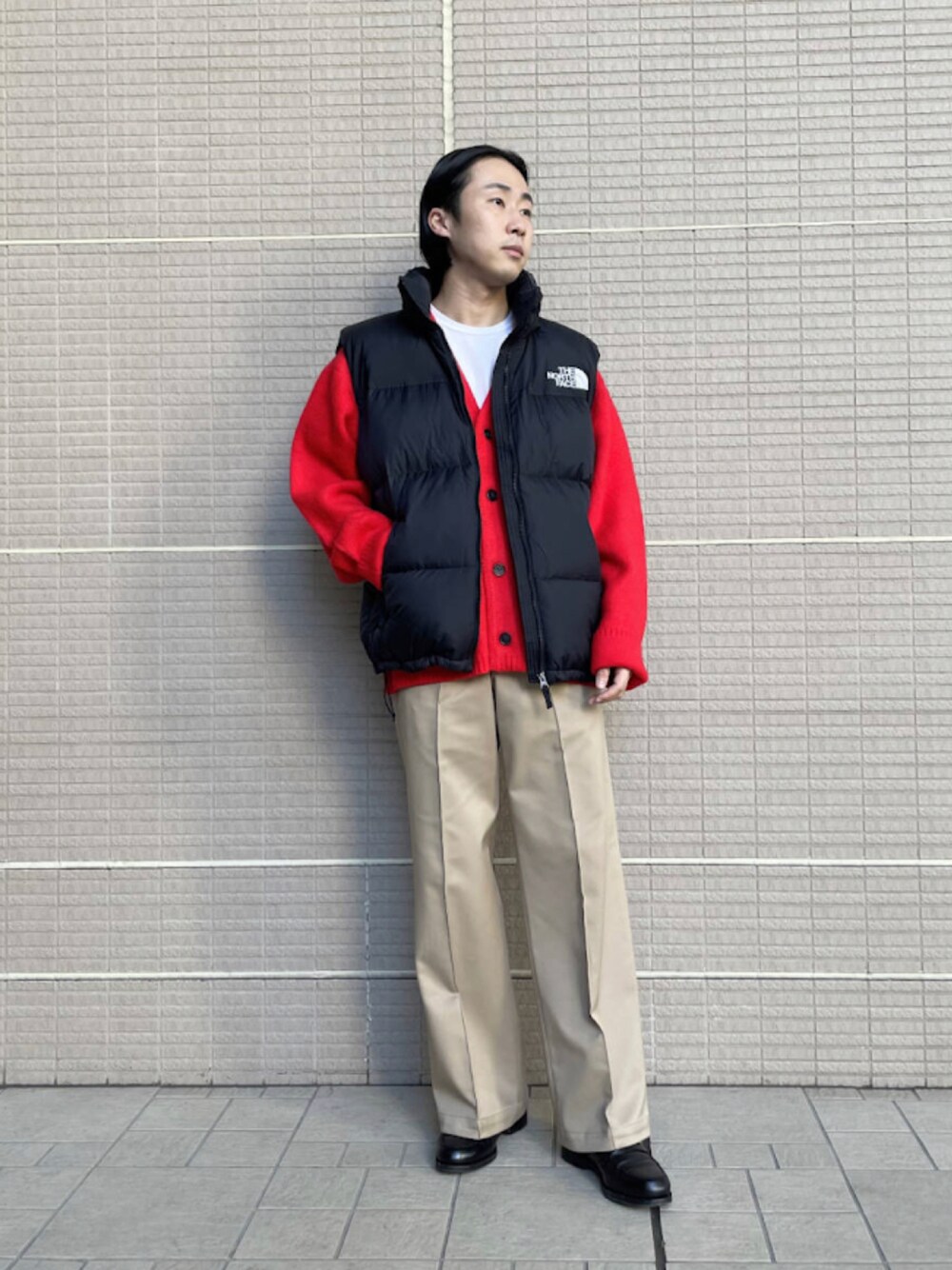 「ダウンジャケット、私の推しブランド、サニーレーベル、Sonny　Label、モヘヤニット、モヘアカーディガン、THE NORTH FACE、ダウンベスト、モニタリー、F.lli Giacometti、ブラック、レッド、ベージュ、革靴」｜「THE NORTH FACEのTHE NORTH FACE / Nuptse Vest（ダウンベスト、ブラック系）」を使った、kyouji takedaさん（メンズ・168cm）の冬コーディネートの1枚目の写真