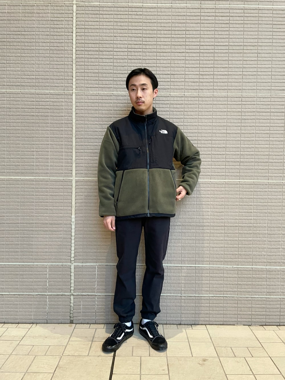 「カジュアルコーデ、ザノースフェイス、デナリジャケット、フリースジャケット、ジョガーパンツ 黒、バンズ」｜「THE NORTH FACEのTHE NORTH FACE/ザ・ノースフェイス　Denali Jacket デナリジャケット NA72051（ブルゾン、グリーン系）」を使った、kyouji takedaさん（メンズ・168cm）の秋コーディネートの1枚目の写真