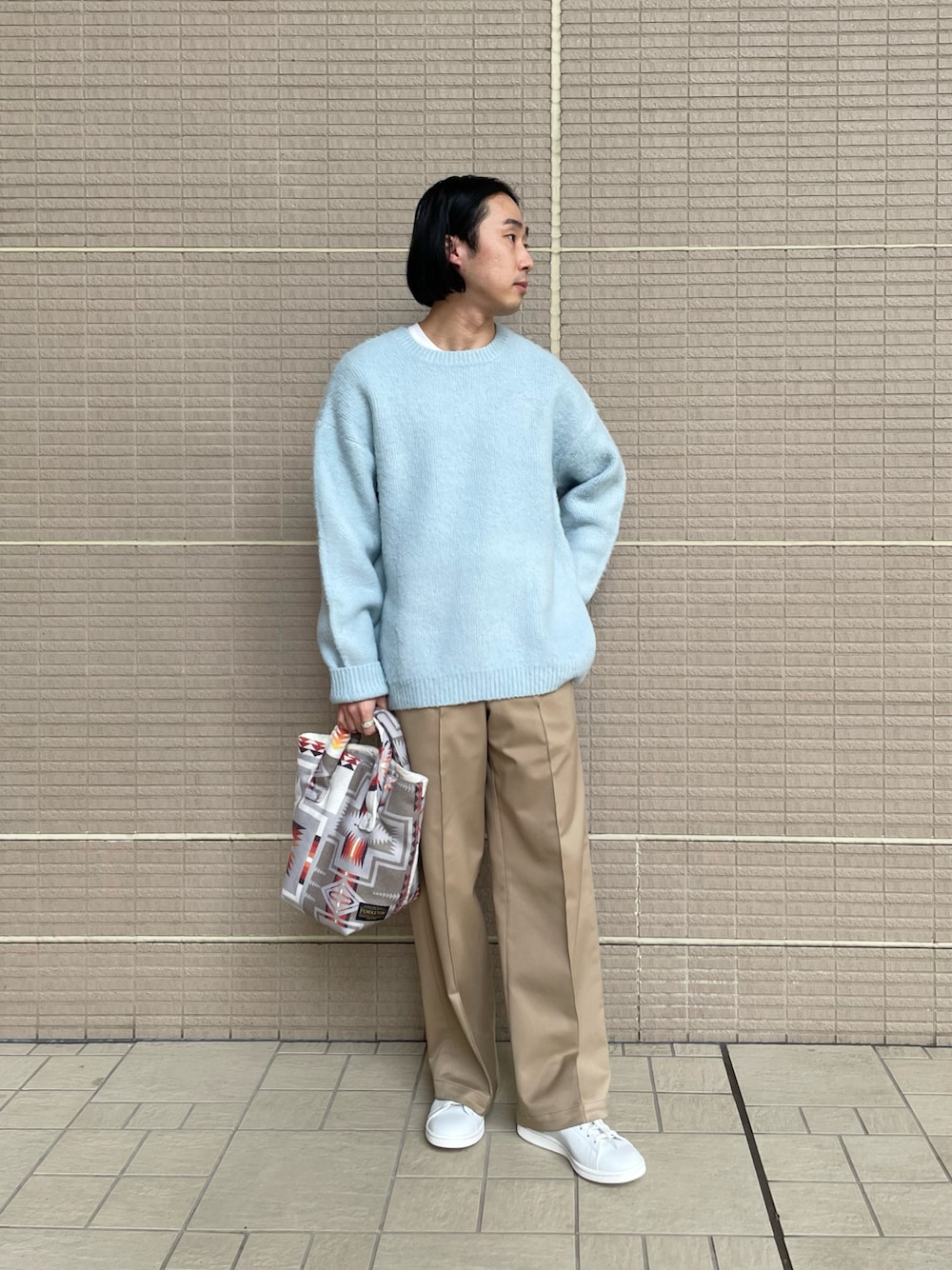 「サニーレーベル、リラックススタイル、冬コーデ、ビックシルエット、モヘヤニット、サックスブルー、ベージュ、モニタリー、アディダスオリジナルス、アディダス、スタンスミス」｜「URBAN RESEARCH Sonny Labelのモヘアタッチジャガードプルオーバー（ニット/セーター、ブルー系）」を使った、kyouji takedaさん（メンズ・168cm）の冬コーディネートの1枚目の写真