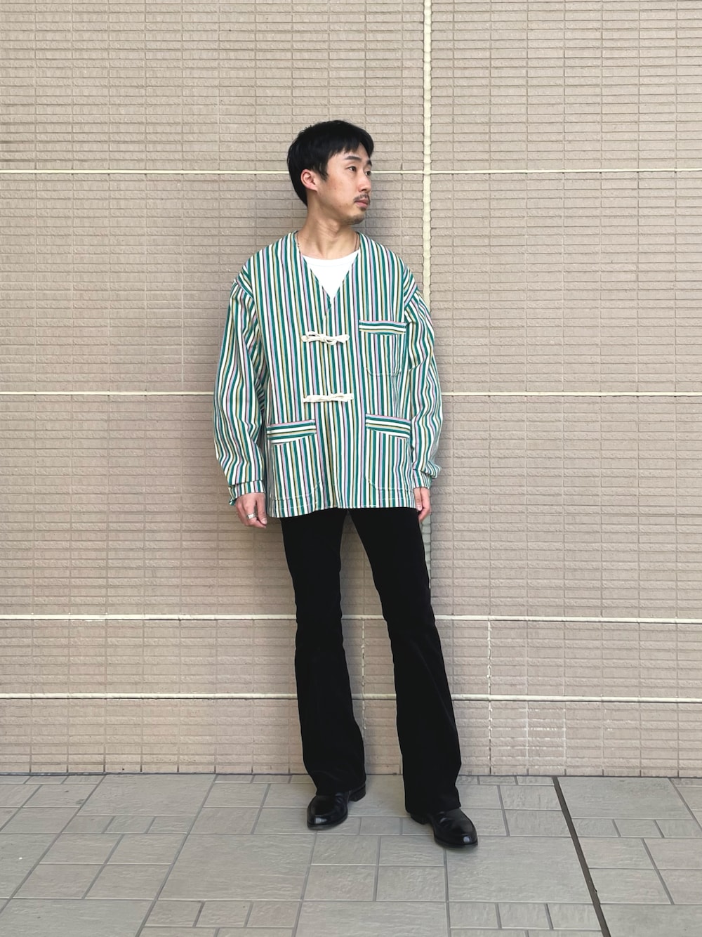 「Sonny　Label、サニーレーベル、春色、シンプルコーデ、アーミーツイル、cantate、crockett&jones、シャツスタイル、シャツ、ストライプ、カーディガン、フレアパンツ、革靴、コーデュロイ」｜「ARMY TWILLのARMY TWILL　StripeCotton SlabCardigan（シャツ/ブラウス、グリーン系）」を使った、kyouji takedaさん（メンズ・168cm）の春コーディネートの1枚目の写真