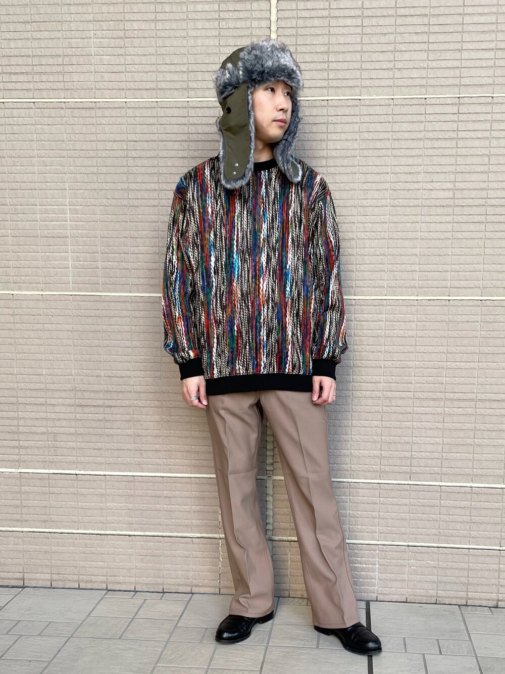 「ビッグシルエット、サニーレーベル、Sonny　Label、ニューエラ、ニット、春夏コーデ、ラングラー、ランチャーパンツ、フレアパンツ、F.lli Giacometti、ローファー、革靴、キャップ」｜「URBAN RESEARCH Sonny Labelの圧縮ミックスカラーストライププルオーバー（ニット/セーター、ブラウン系）」を使った、kyouji takedaさん（メンズ・168cm）の冬コーディネートの1枚目の写真
