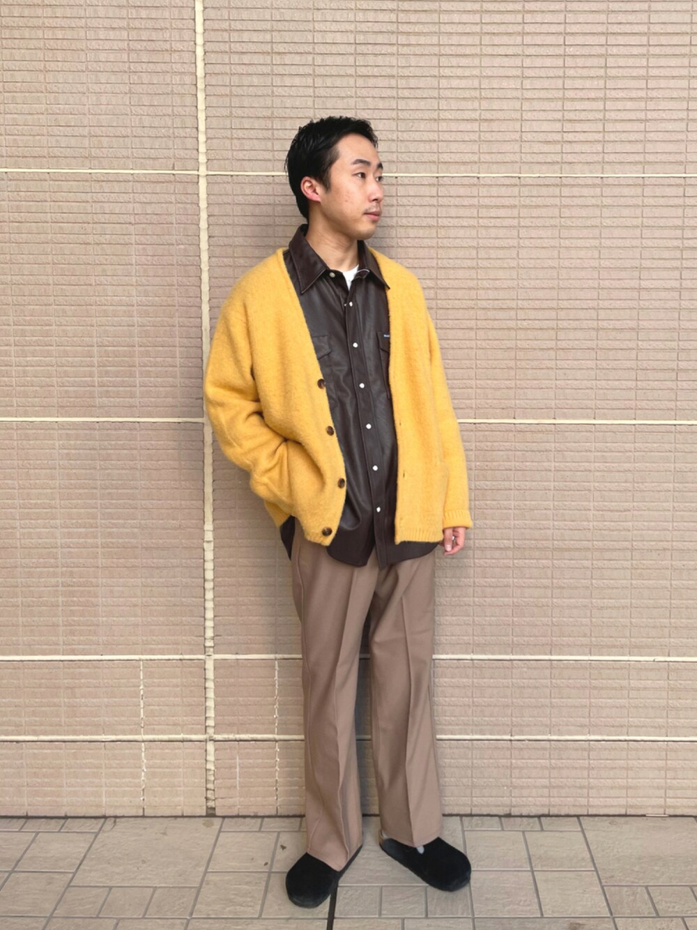 「モヘア、イエロー、冬コーデ、モヘアニット、ラングラー、モヘアカーディガン、ランチャーパンツ、サニーレーベル」｜「URBAN RESEARCH Sonny Labelのモヘヤ混ニットカーディガン（カーディガン/ボレロ、イエロー系）」を使った、kyouji takedaさん（メンズ・168cm）の冬コーディネートの1枚目の写真