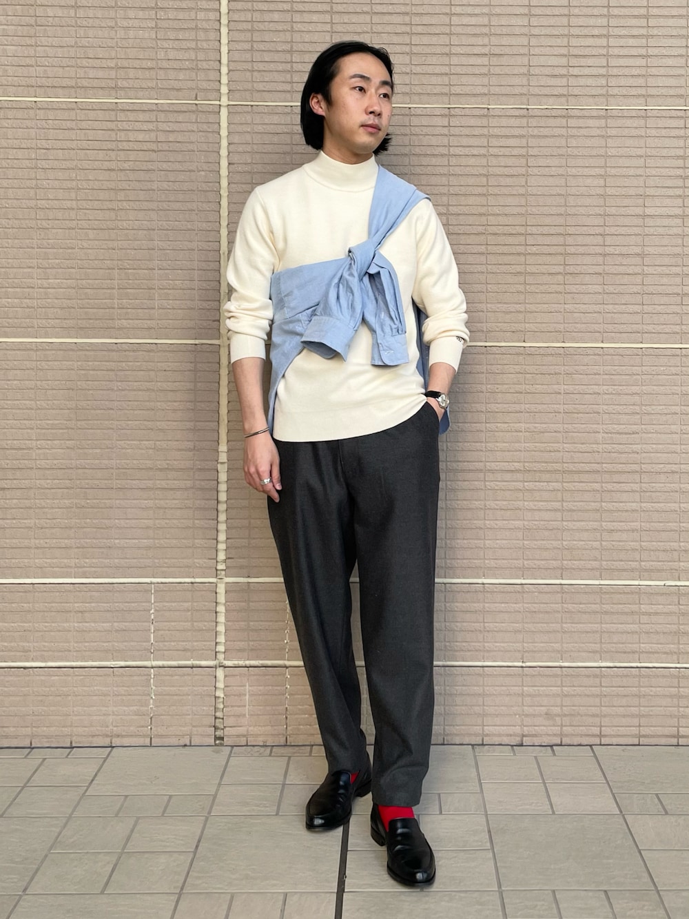 「oops、ゴルフ、ゴルフウェア、イージーパンツ、ワイドパンツ、グレー、Sonny　Label、サニーレーベル、crockett&jones、クロケット＆ジョーンズ」｜「URBAN RESEARCH Sonny LabelのOOPS　Ryu Ambeコラボニット（ニット/セーター、ホワイト系）」を使った、kyouji takedaさん（メンズ・168cm）の冬コーディネートの1枚目の写真