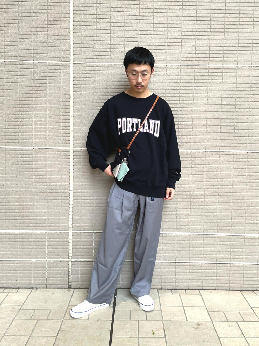 「秋のコーデ、チャンピオン、スウェット、グラミチ、別注、ワイドパンツ、スラックス、バンズ、アナハイム」｜「Championの【別注】Champion×Sonny Label　ロゴプリントスウェット（スウェット、ブラック系）」を使った、kyouji takedaさん（メンズ・168cm）の秋コーディネートの1枚目の写真