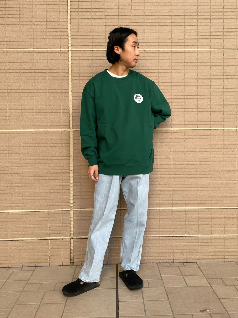 「Sonny　Label、サニーレーベル、グッドウェア、別注、スウェット、グリーン、デニム、デニムパンツ、ビルケンシュトック、ボストン」｜「Goodwearの『別注』GOODWEAR×Sonny Label　プリントスウェット2（スウェット、グリーン系）」を使った、kyouji takedaさん（メンズ・168cm）の冬コーディネートの1枚目の写真