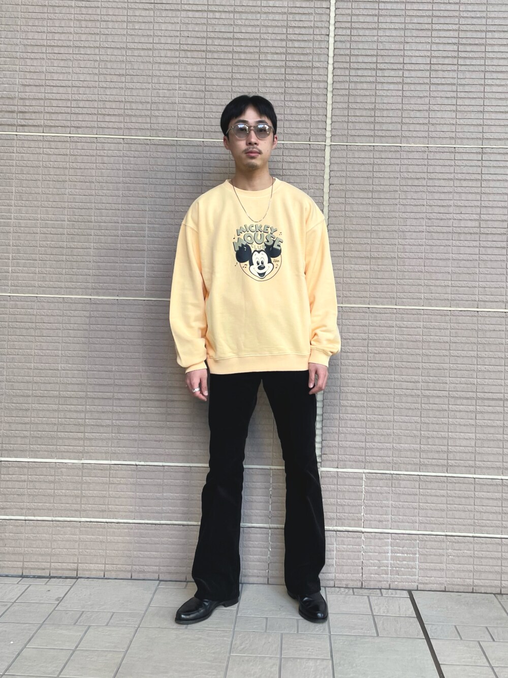 「カジュアル、ラフ、Sonny　Label、サニーレーベル、ディズニー、スウェット、イエロー、cantate、コーデュロイ、フレアパンツ、crockett&jones、革靴、春色、春服」｜「MICKEY MOUSEのDisney100/ピグメントスウェット（スウェット、イエロー系）」を使った、kyouji takedaさん（メンズ・168cm）の冬コーディネートの1枚目の写真