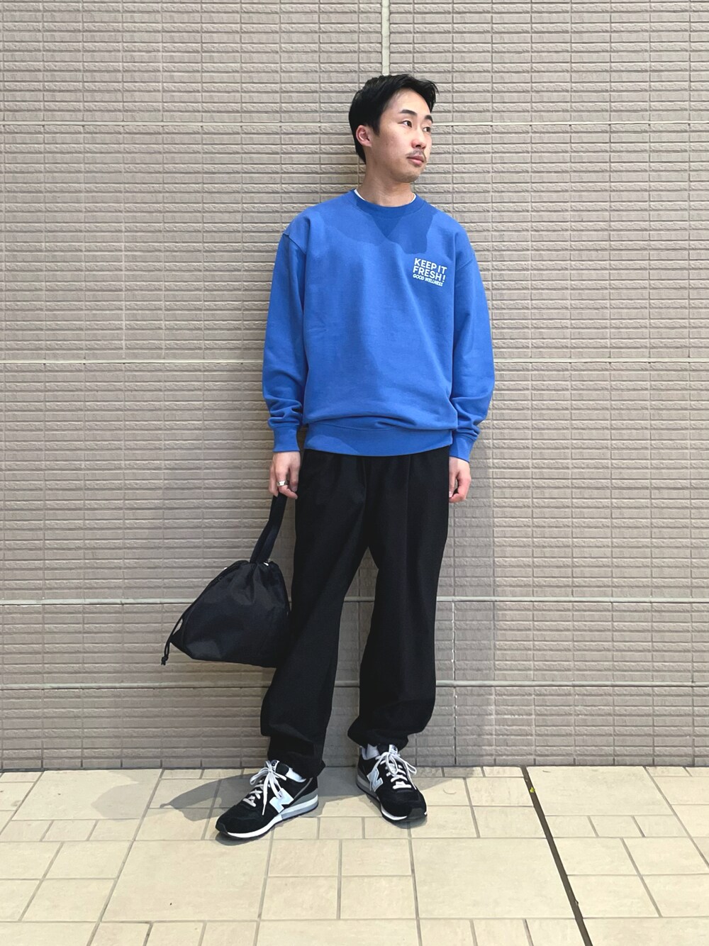 「オトナカジュアル、サニーレーベル、Sonny　Label、グッドウェア、スウェット、oops、ゴルフウェア、ビビッドカラー、ニューバランス、カンテラ」｜「Goodwearの『別注』GOODWEAR×Sonny Label　プリントスウェット1（スウェット、ブルー系）」を使った、kyouji takedaさん（メンズ・168cm）の冬コーディネートの1枚目の写真