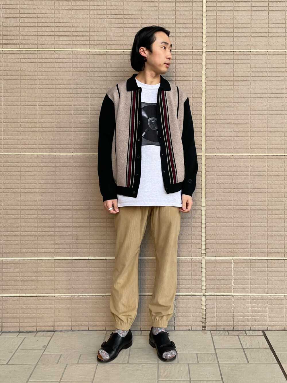 「Sonny　Label、サニーレーベル、メンズコーデ、ゴルフ、oops、コーデュロイ、ジョガーパンツ、ブラック、ストライプ、F.lli Giacometti、サンダル」｜「URBAN RESEARCH Sonny LabelのOOPS　マルチストライプニットプルオーバー（カーディガン/ボレロ、ブラック系）」を使った、kyouji takedaさん（メンズ・168cm）の冬コーディネートの1枚目の写真
