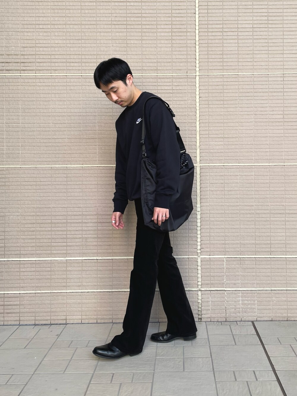 「メンズコーデ、Sonny　Label、サニーレーベル、ナイキ、スウェット、バッグ、ショルダーバッグ、cantate、crockett&jones、オールブラック、ブラック」｜「NIKEのNIKE　NIKE クラブ フレンチテリー クルー（スウェット、ブラック系）」を使った、kyouji takedaさん（メンズ・168cm）の冬コーディネートの1枚目の写真