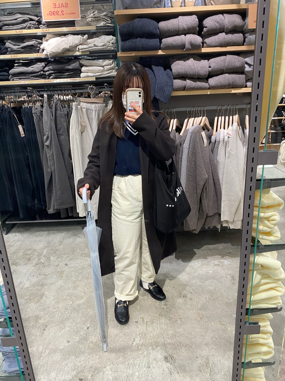 「UNIQLOのアイテム（ベスト、ブルー系）」を使った、杏さん（レディース・143cm）の冬コーディネートの1枚目の写真