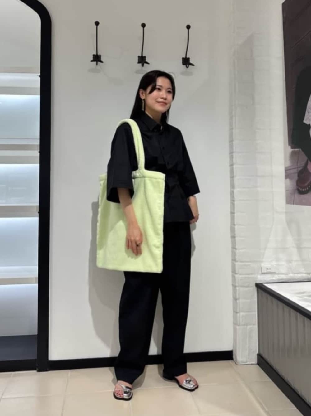 「モード、トレンド、リラックススタイル、気温25度から29度、気温20度から24度、カジュアル、Sandals styling、Pants style、サンダル、トートバッグ、骨格ウェーブ、イエベ春、スプリングコート、Odette e Odile、春服」｜「SY UNITED ARROWSの＜SY＞サムカバー サンダル30●↑（サンダル、シルバー系）」を使った、山田　オデット エ オディール スタッフさん（レディース・158cm）の春コーディネートの1枚目の写真