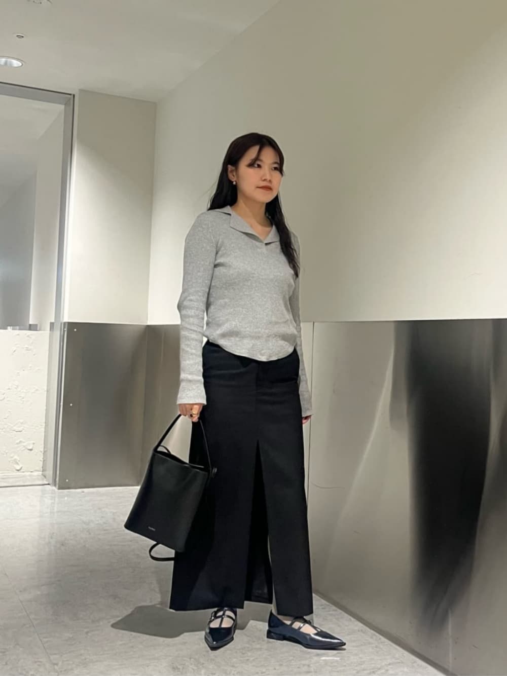 「ベーシック/トラッド、Flat shoes styling、Skirt style、モード、トレンド、骨格ウェーブ、イエベ春、春服、春コーデ、スプリング、トートバッグ」｜「SY UNITED ARROWSの＜SY＞エッジピースダブルベルト フラット20●↑（パンプス、ブルー系）」を使った、山田　オデット エ オディール スタッフさん（レディース・158cm）の冬コーディネートの1枚目の写真