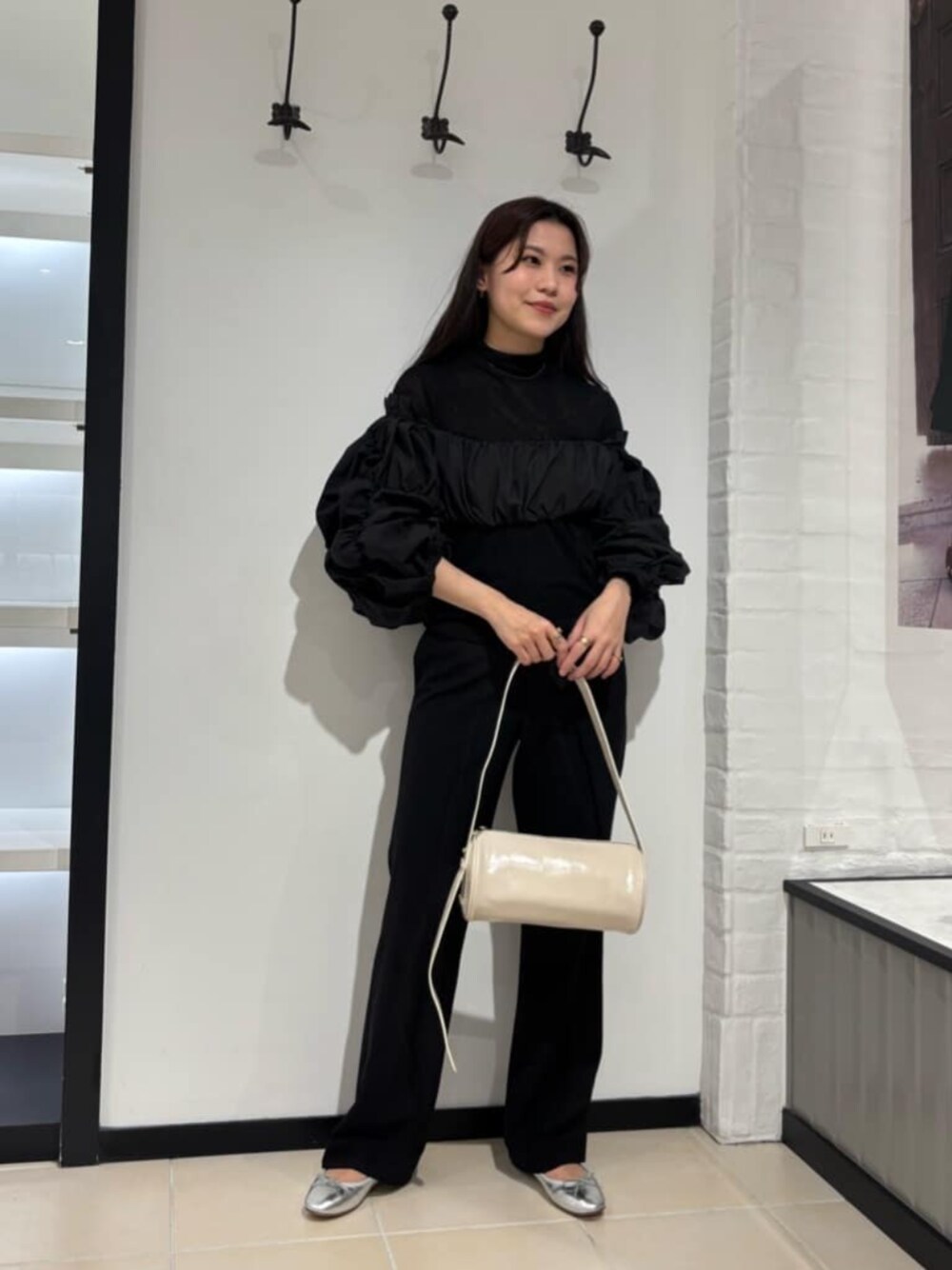 「Flat shoes styling、Ballet shoes styling、Pants style、モード、トレンド、リラックススタイル、フェミニン、骨格ウェーブ、イエベ春、春服、スプリングコート、春コーデ、気温25度から29度、気温20度から24度」｜「ODETTE E ODILEのバレリーナ25S フラット10↓↑（バレエシューズ、シルバー系）」を使った、山田　オデット エ オディール スタッフさん（レディース・158cm）の春コーディネートの1枚目の写真